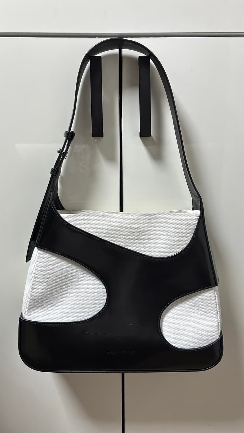 페라가모 컷아웃 디테일 숄더백 상품이미지1