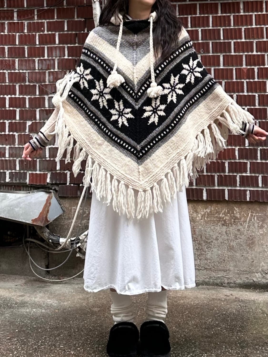 모리 노르딕 후드 케이프 스트라이프 목폴라 화이트 스커트 코디세트 상품이미지7