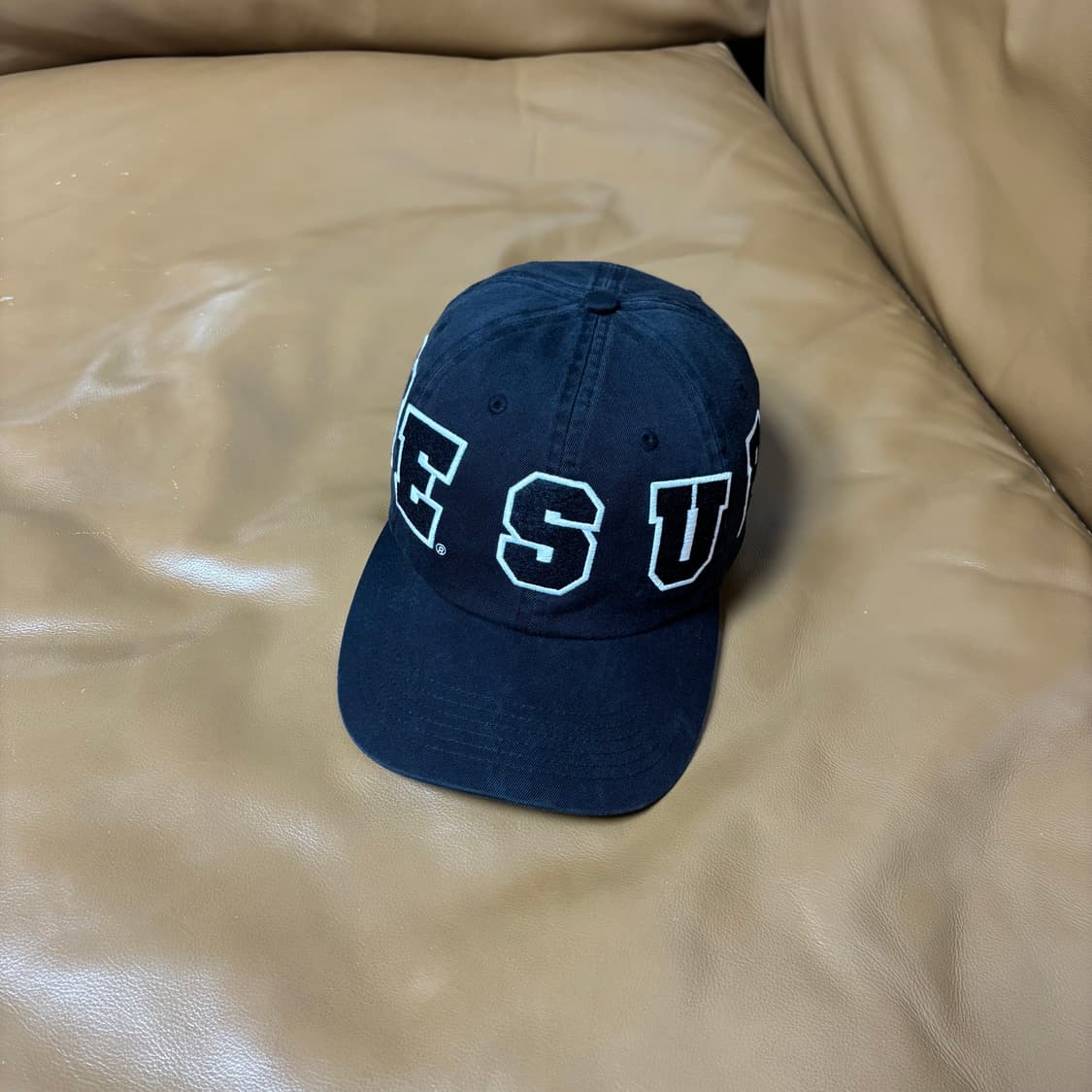 슈프림 6패널 볼캡 모자 스펠아웃 로고 블랙 상품이미지1