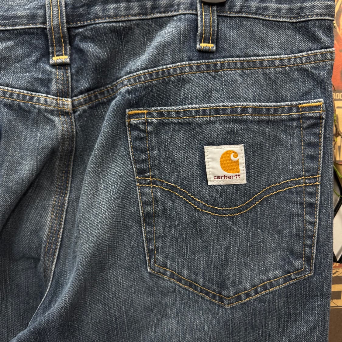 칼하트 릴렉스드 핏 데님 팬츠 후면 포켓 로고 포인트 중청 상품이미지6