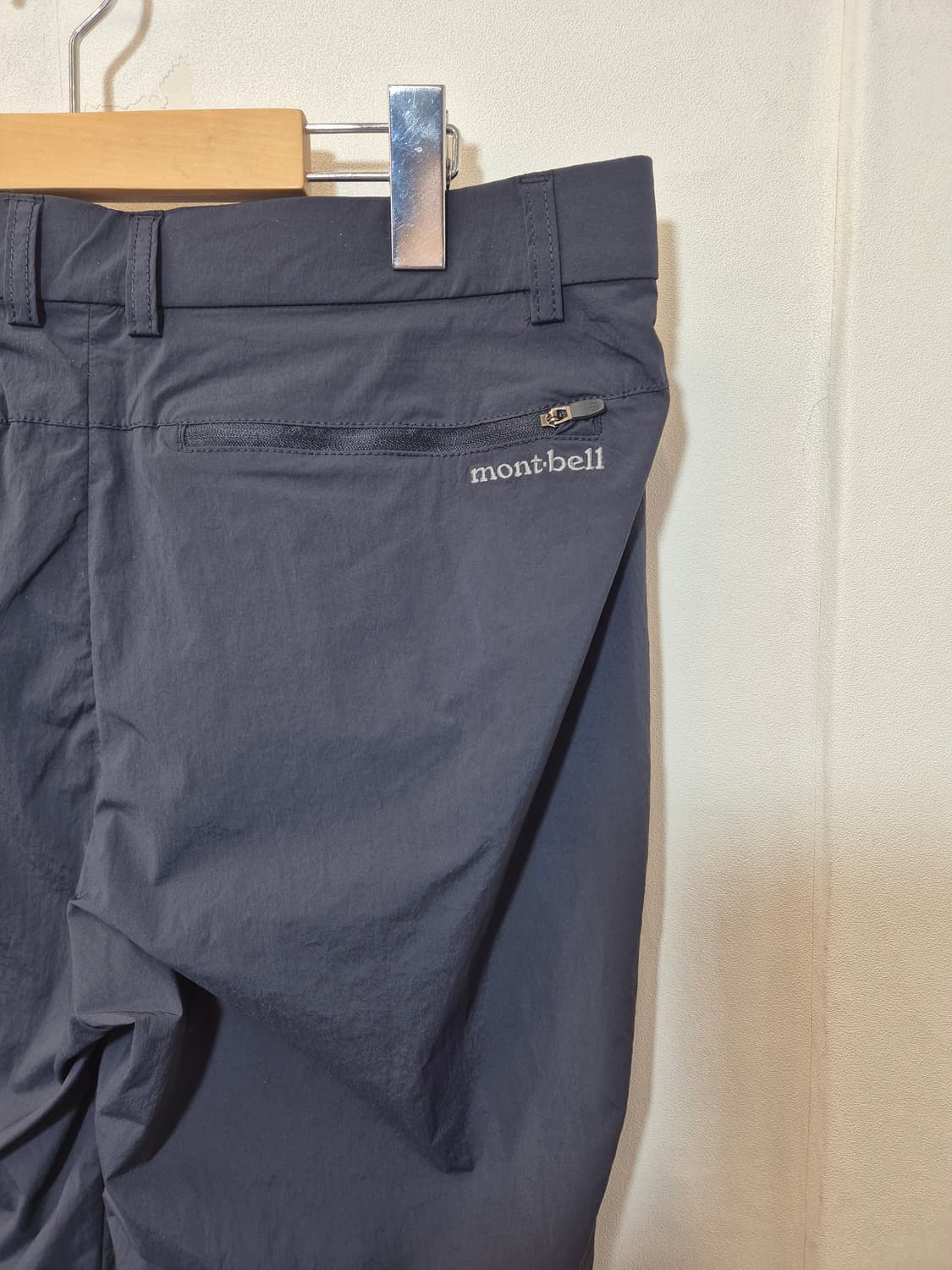 몽벨 남성 기능성 바지 네이비 색상이에요
사이즈는 84(33) 상품이미지4