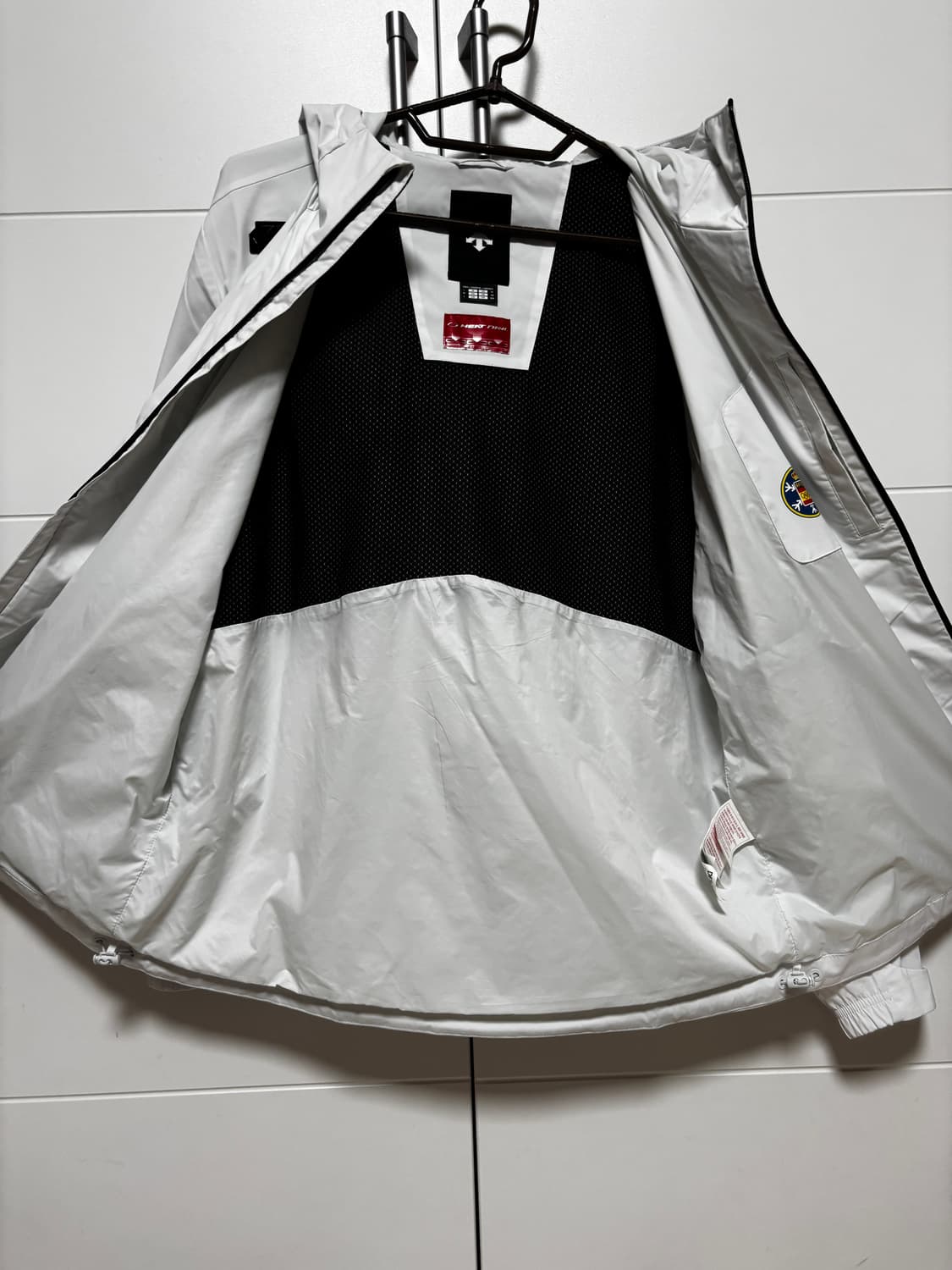 [새제품]데상트 SPAIN SNOW 바람막이 자켓 상품이미지4