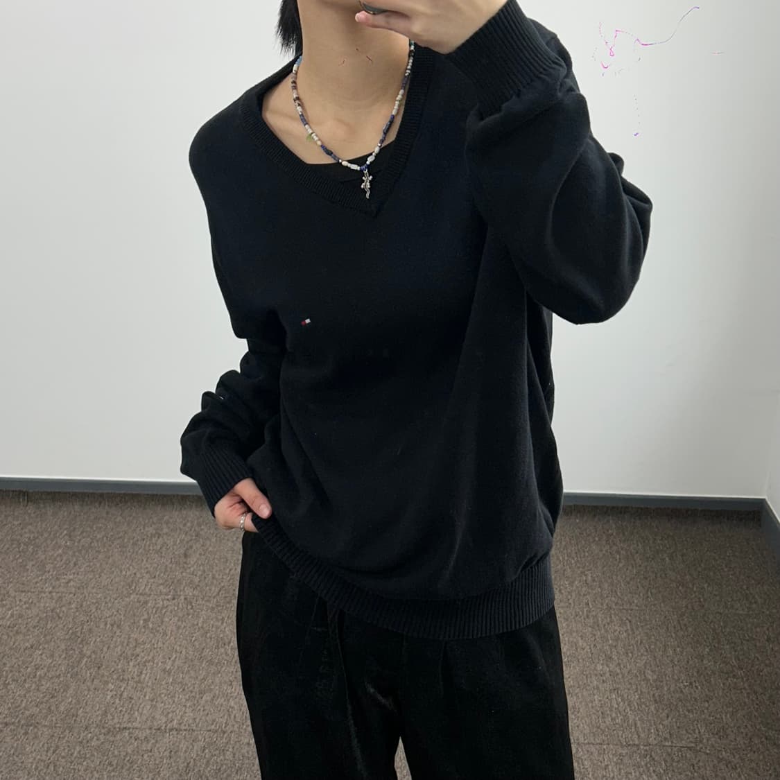 Tommy hillifiger 타미힐피거 스몰로고 브이넥 블랙 니트  상품이미지2