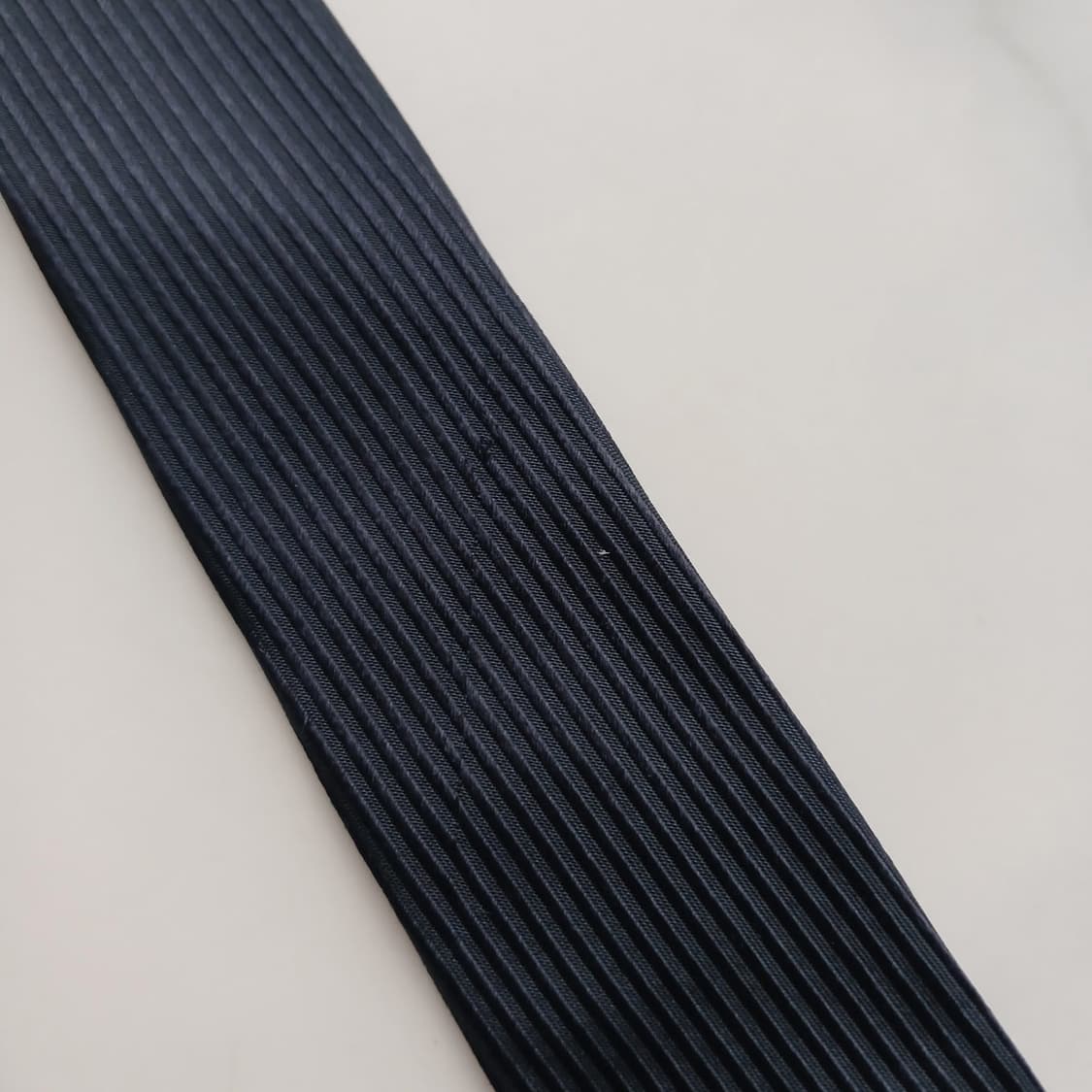 발렌티노 실크 네이비 솔리드 넥타이 9.4cm B등급 A18705
 상품이미지8