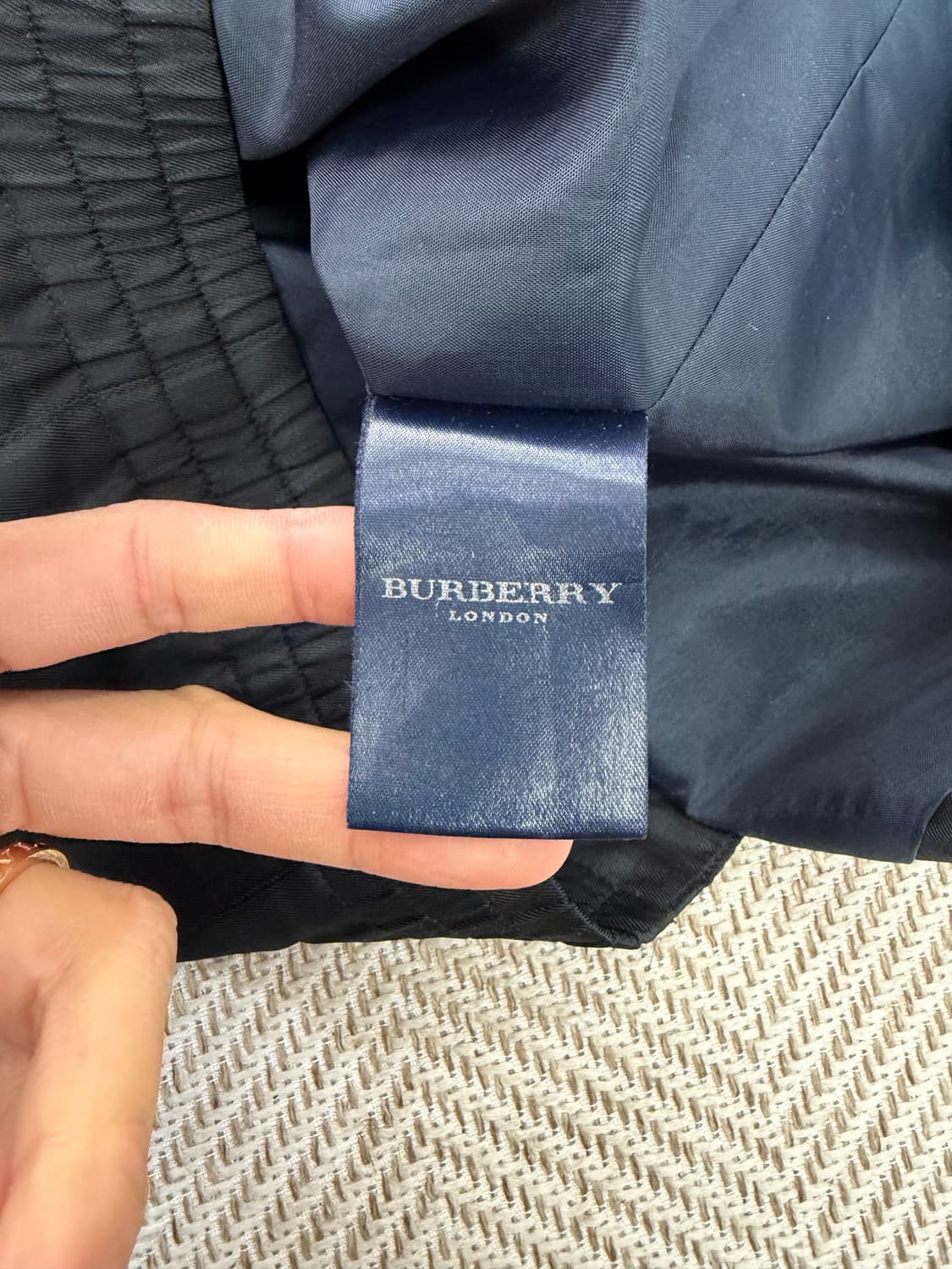 정품) 버버리 남성 블랙 체크 바람막이 자켓 L 상품이미지7