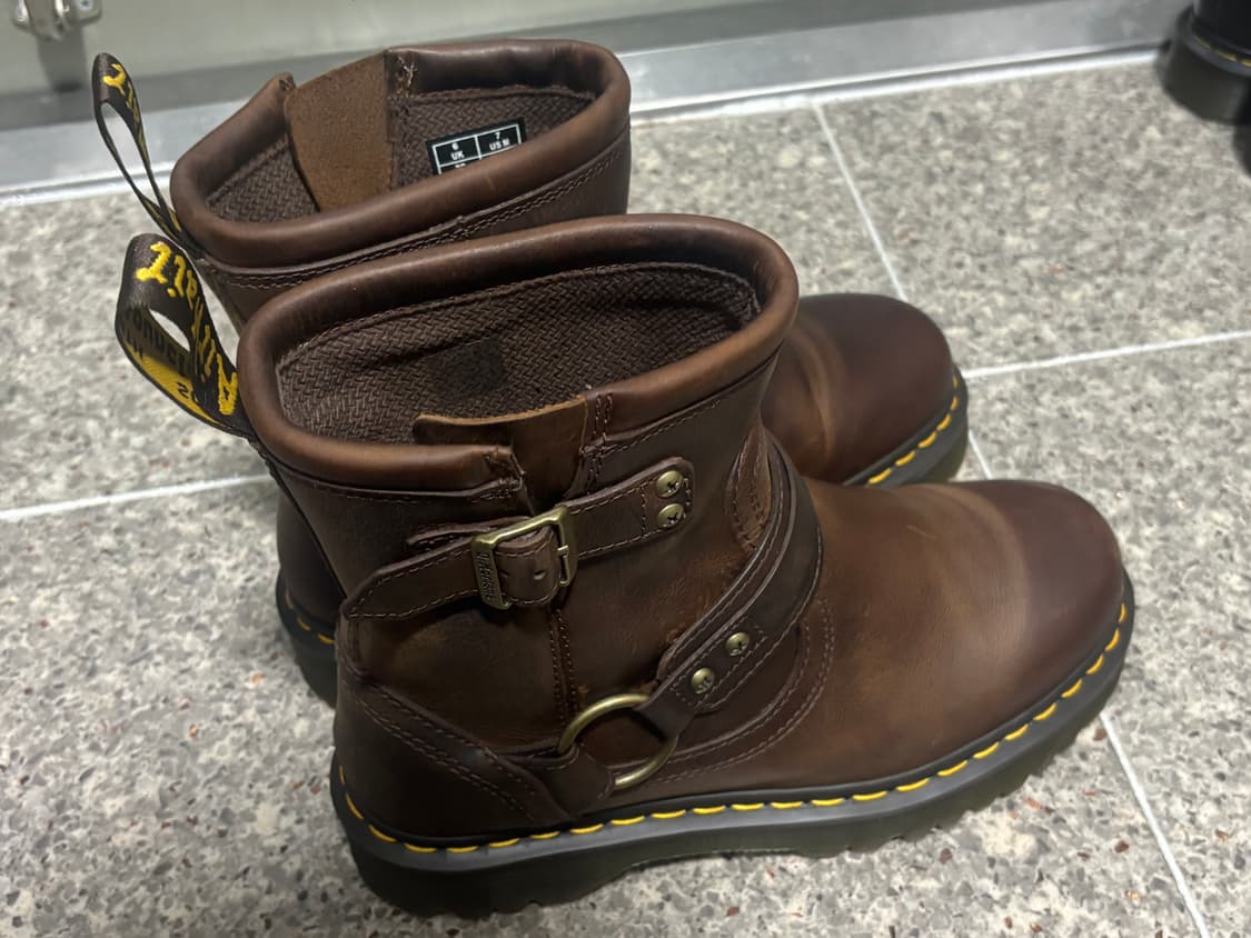 닥터마틴 애니스톤 하네스 앵클 부츠 - 다크 브라운 상품이미지2