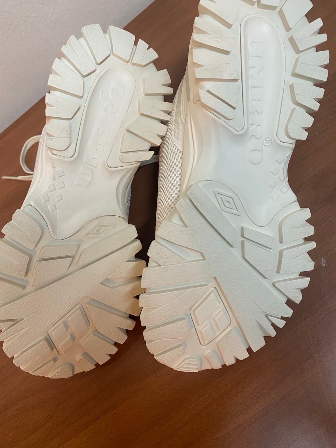 (정품/새상품) 엄브로 운동화 235 아이보리 상품이미지4