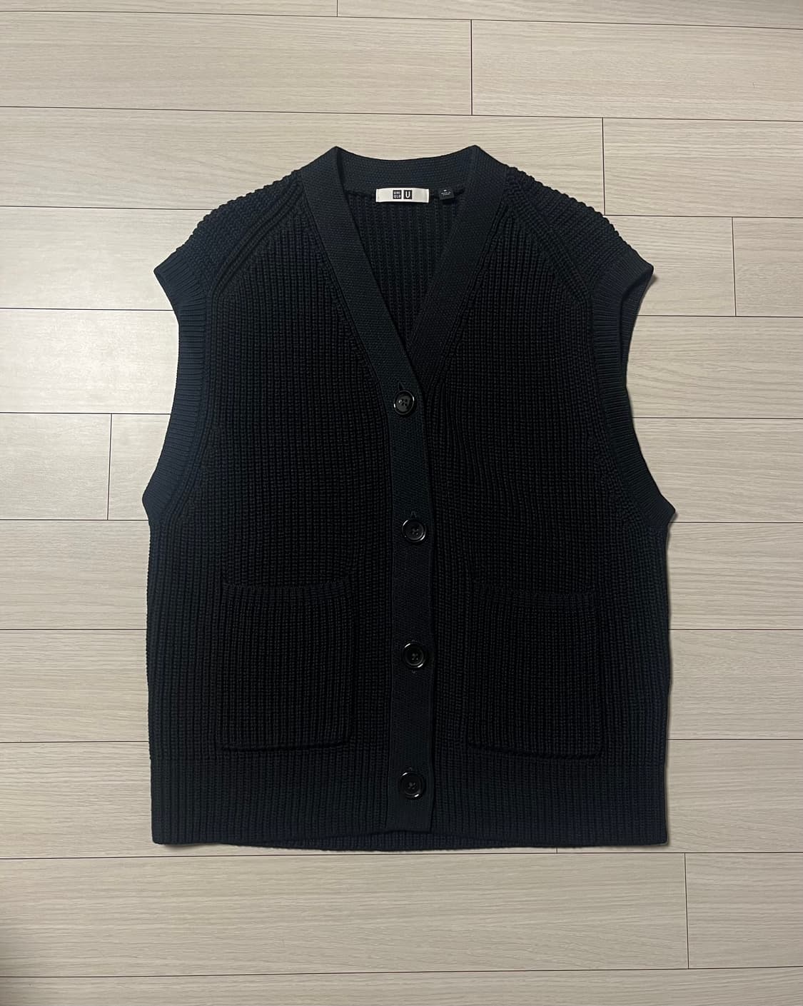 유니클로 Uniqlo 르메르 U 블랙 V넥 슬리브리스 카디건_M 상품이미지1