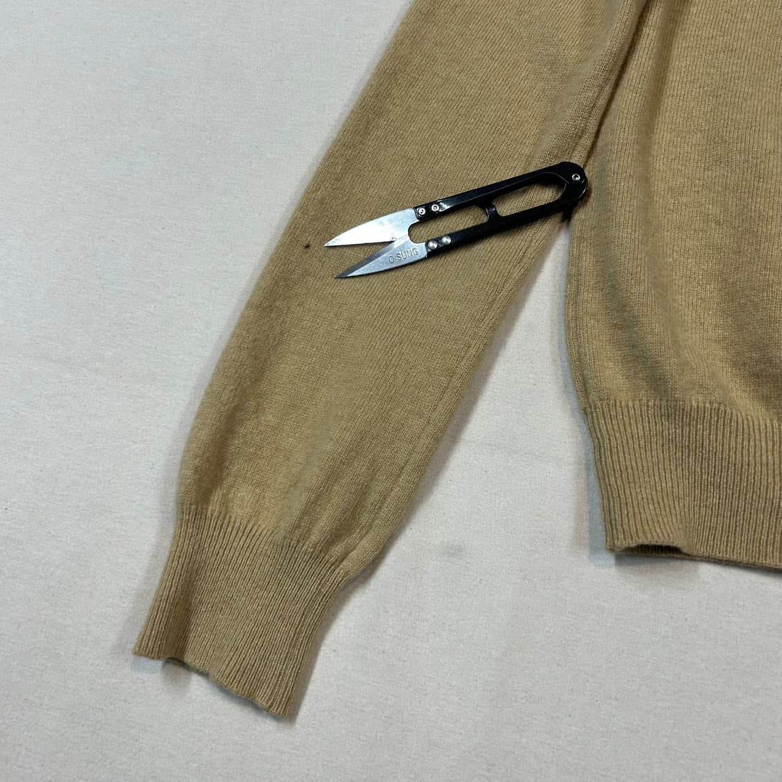 L) 꼼데가르송 플레이 하트 와펜 브라운 가디건 정품 상품이미지3