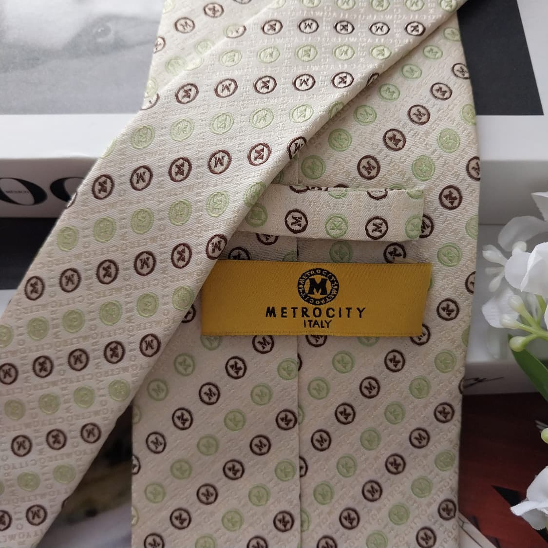 메트로시티 M 자수 패턴 아이보리 넥타이 9.7cm A등급 K1611
 상품이미지6