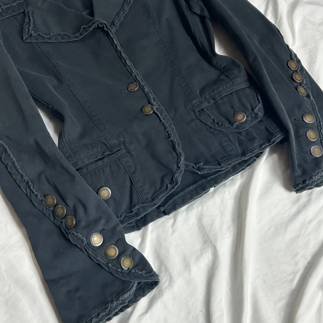 [TWILL TWENTY TWO] 컷오프 디테일 블랙 자켓 상품이미지4