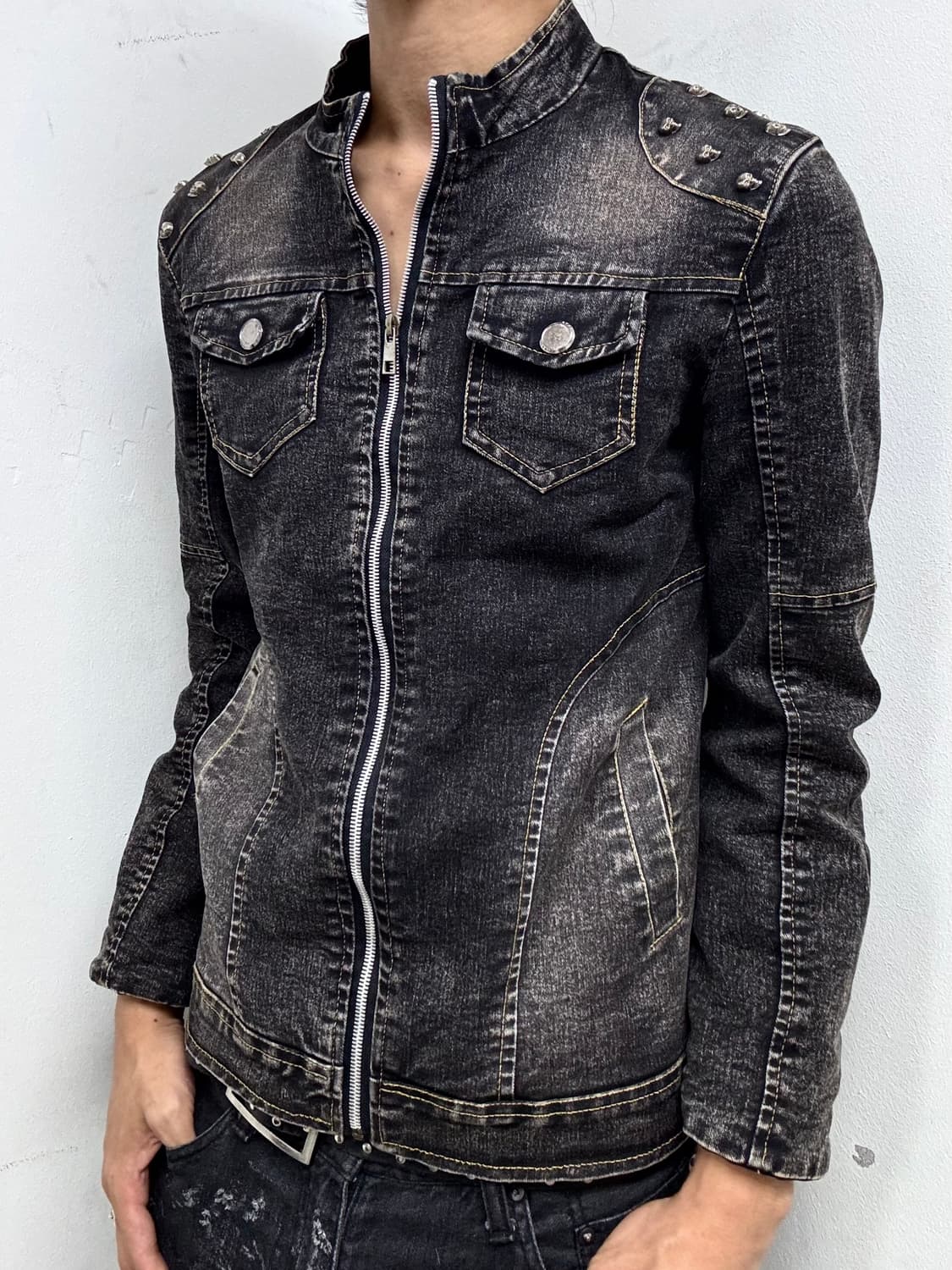 Skull Stud Washed Denim Jacket 상품이미지3