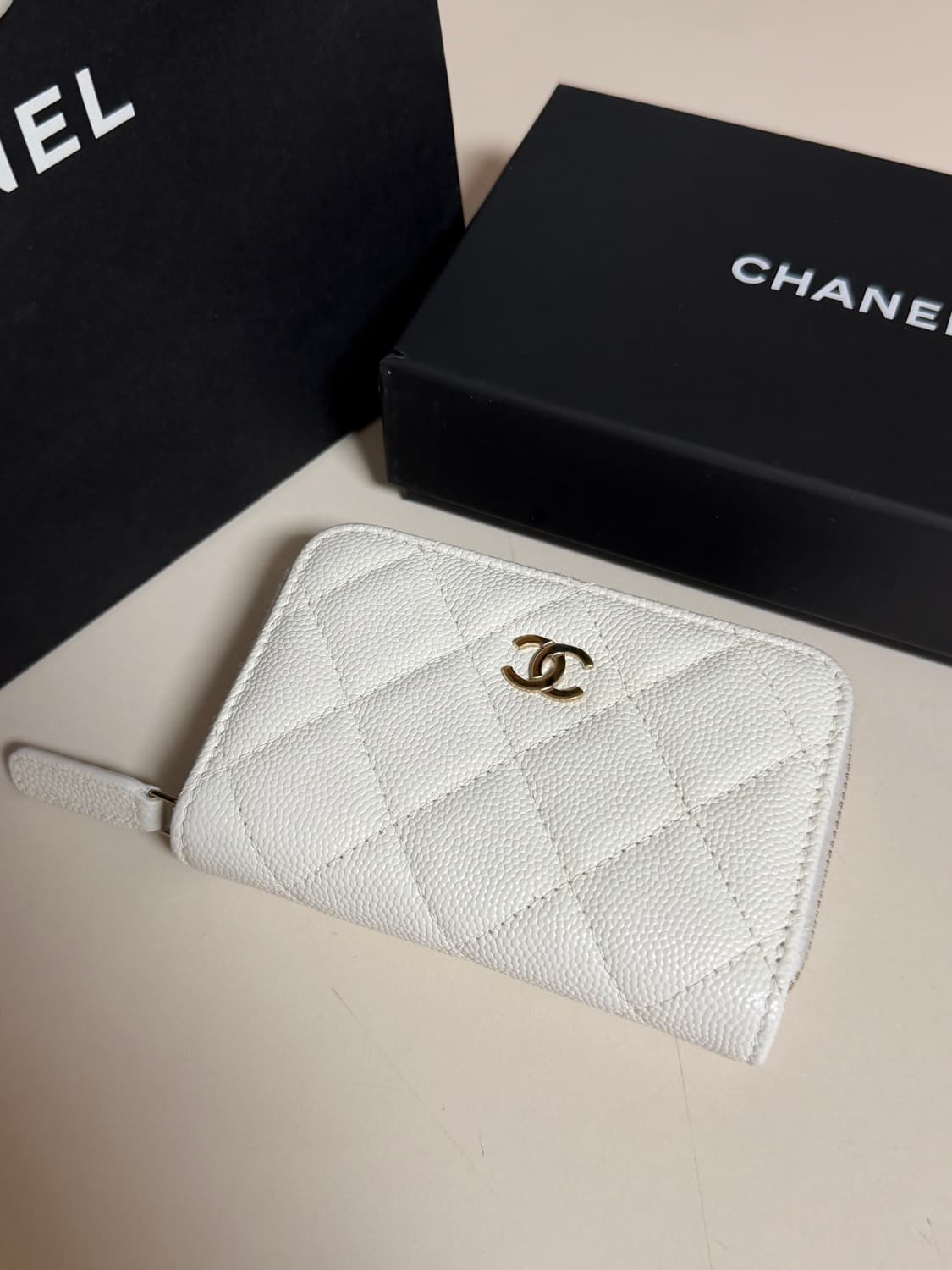 샤넬(Chanel) 캐비어 지퍼돌이 카드 지갑 화이트 + 샴페인골드 상품이미지1