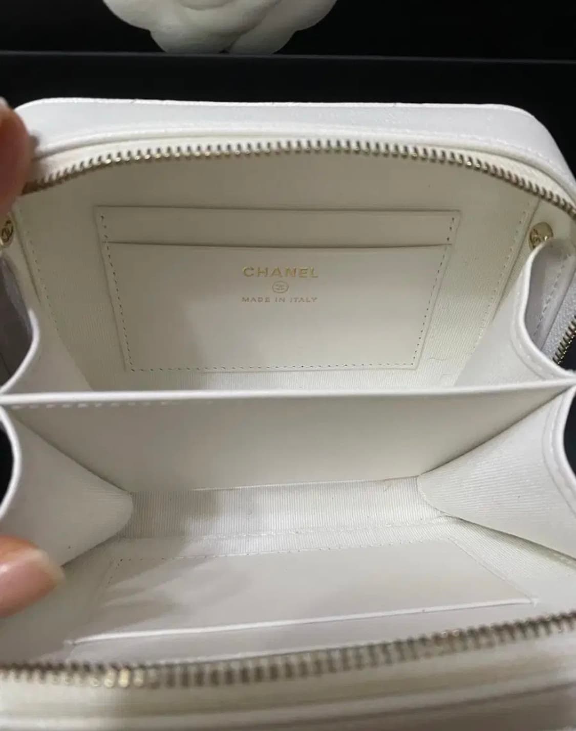 샤넬 클래식 캐비어 카메라백 화이트골드 상품이미지3