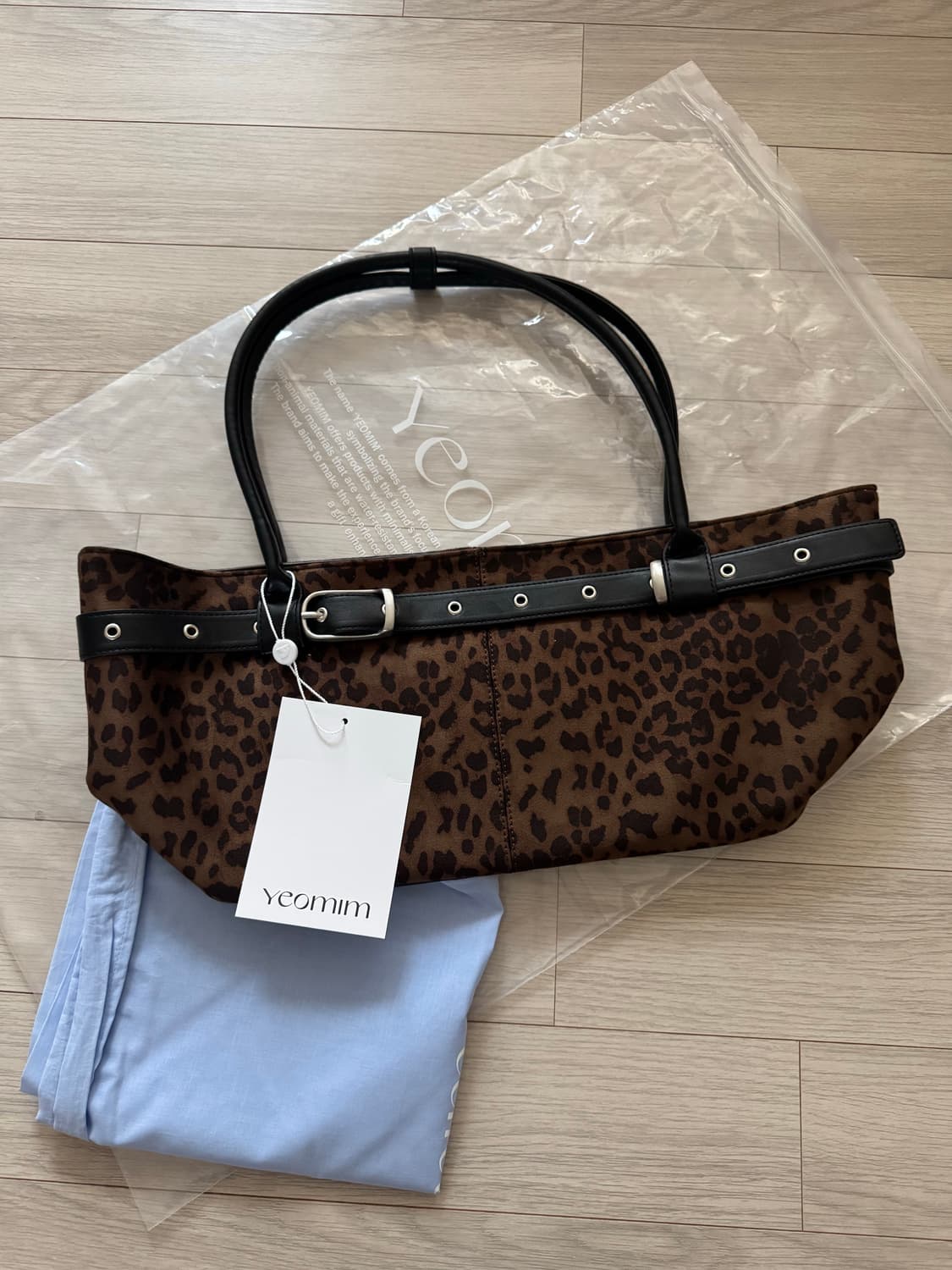 여밈 벨티드 보트 백 (레오파드) 상품이미지2