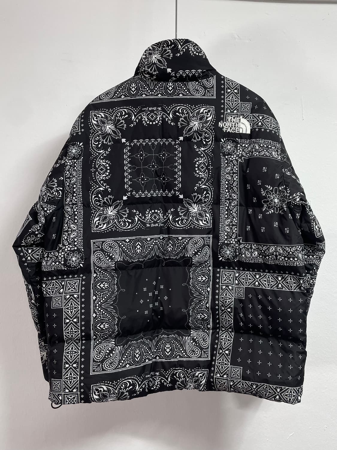 노스페이스 블랙 페이즐리 눕시 다운 패딩 (on.438)   상품이미지3