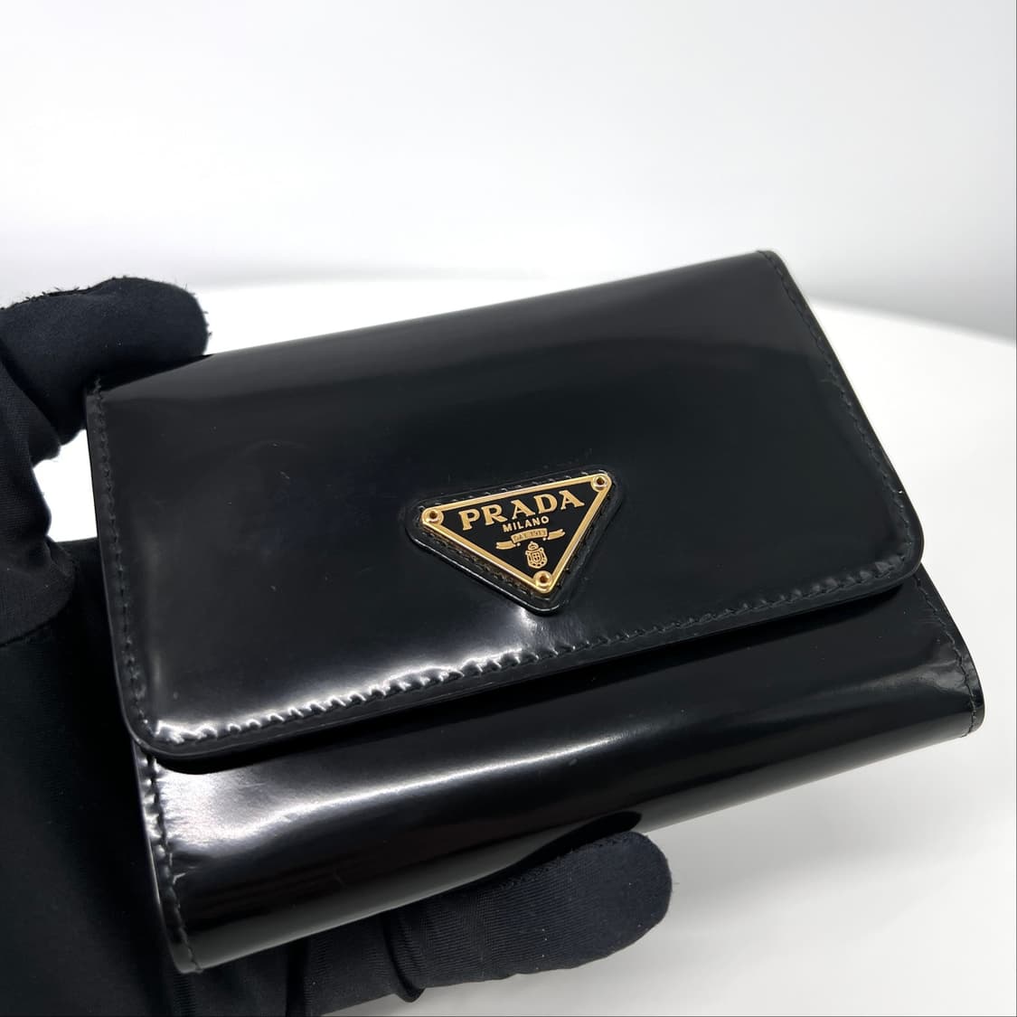 프라다 브러시드 삼각로고 중지갑 블랙 상품이미지3