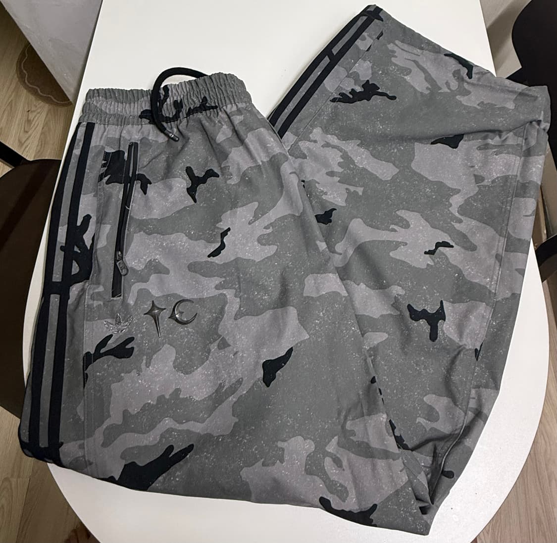 아디다스x떠그클럽 트랙 팬츠 블랙 크림 상품이미지2