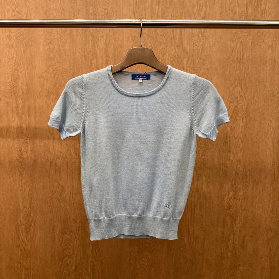 버버리 블루 라벨 반팔 니트 라운드넥 자수 로고 디테일 라이트블루 상품이미지2