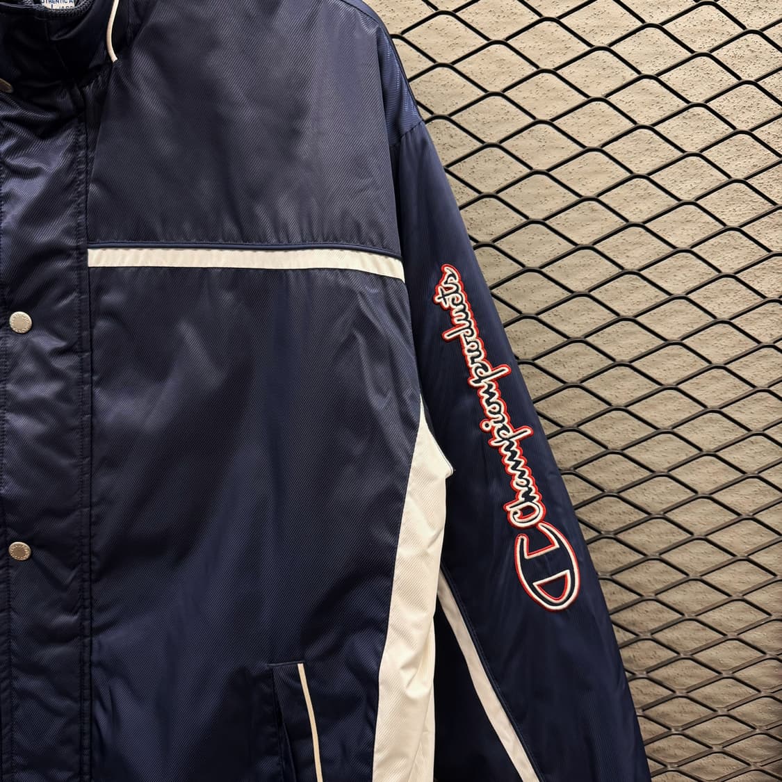 챔피온 윈드자켓 배색 파이핑 레터링 로고 퀼팅 기모안감 디테일 딥네이비 상품이미지7