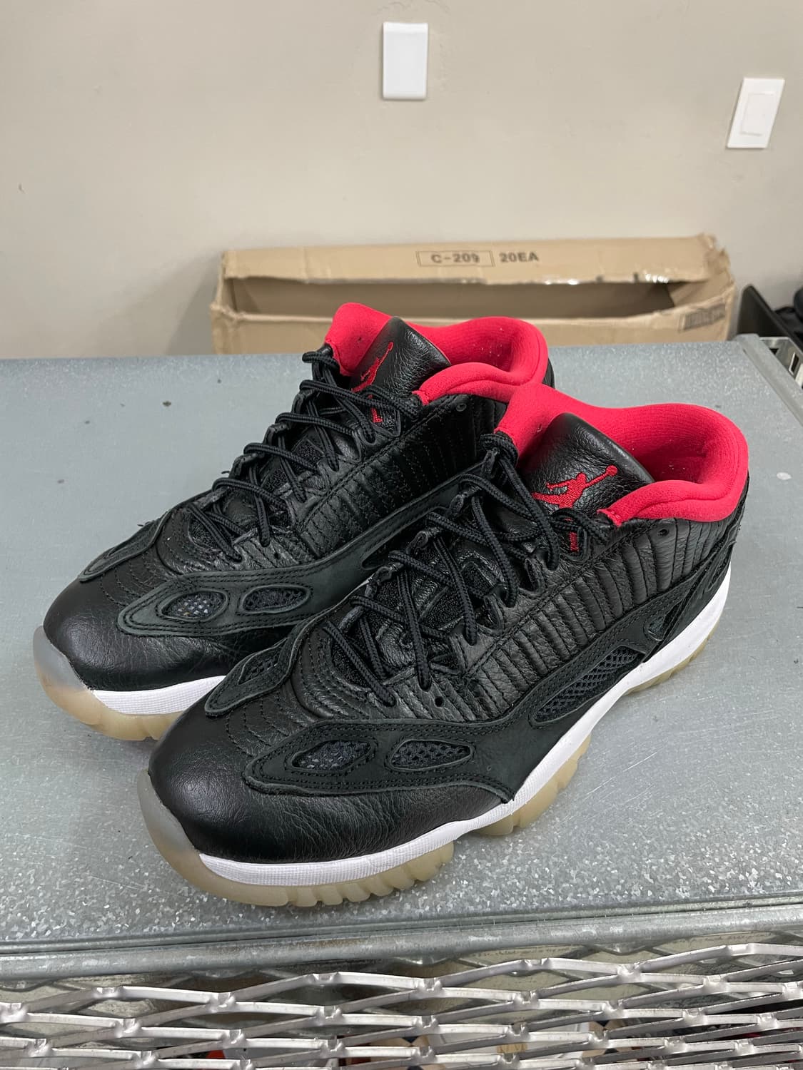 조던 11 레트로 로우 IE 브레드 270 상품이미지2