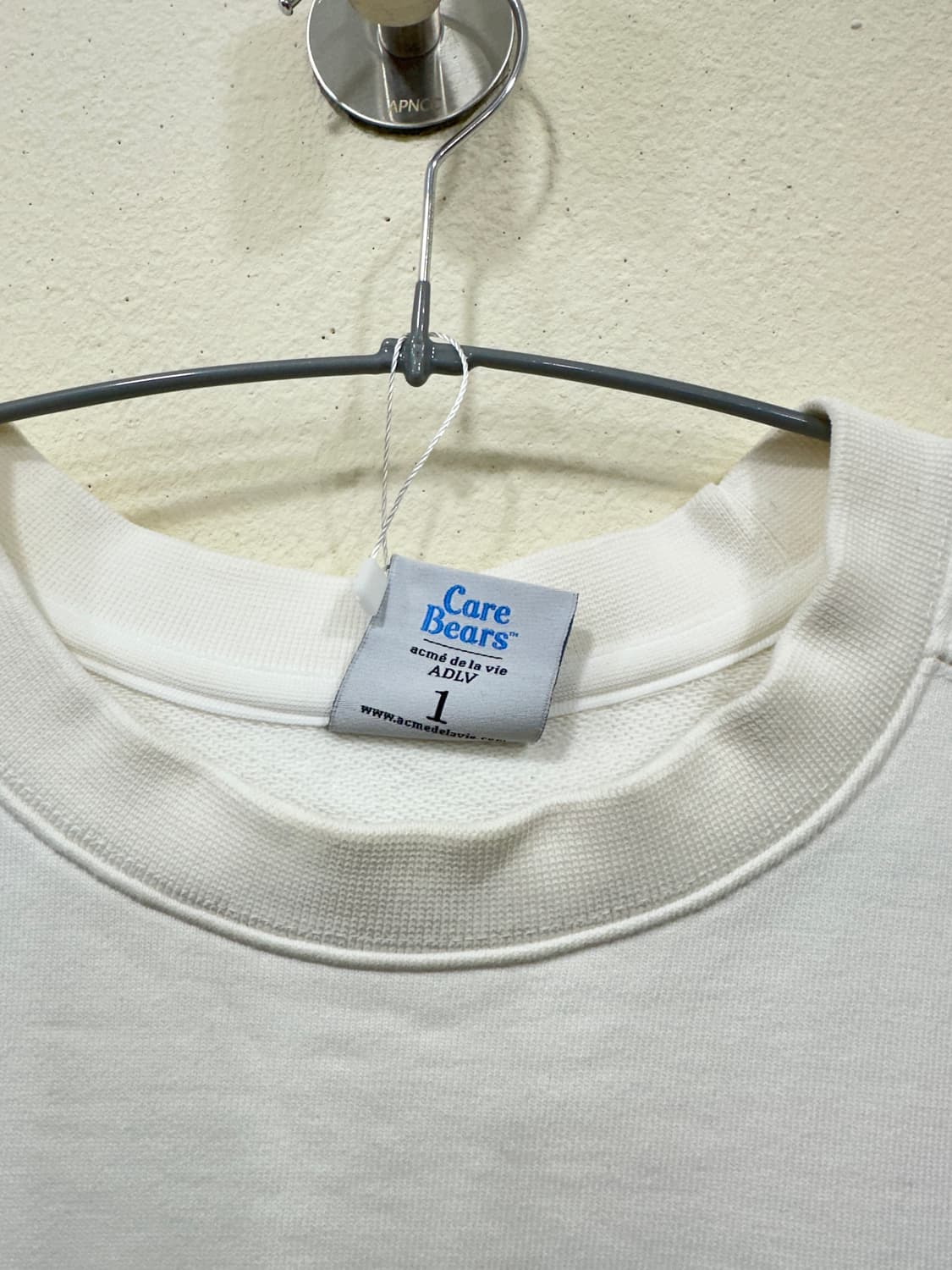 아크메드라비 케어베어 콜라보 맨투맨 상품이미지3