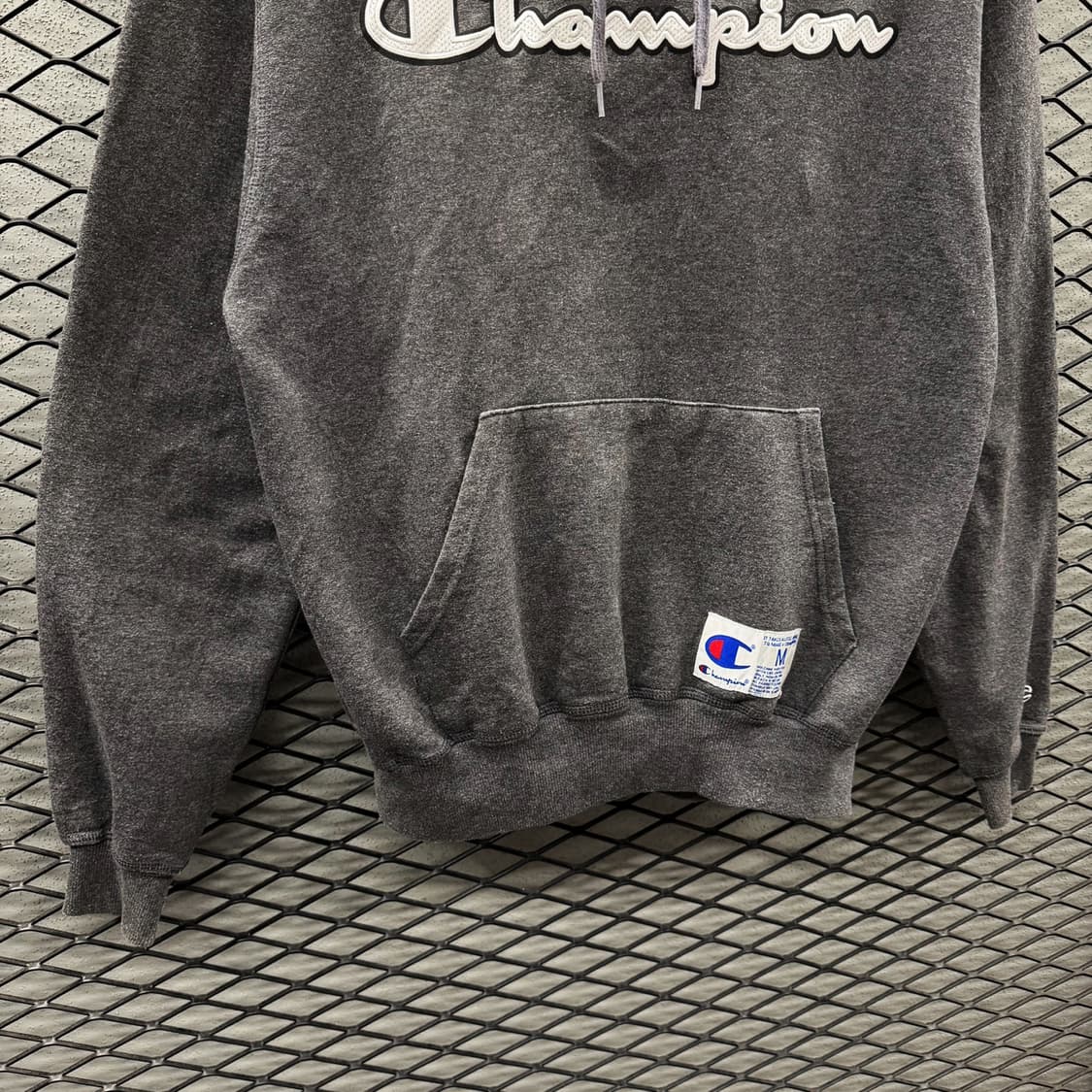 챔피온 레터링 후드티 엠보싱 로고 라벨 패치 디테일 차콜 상품이미지5