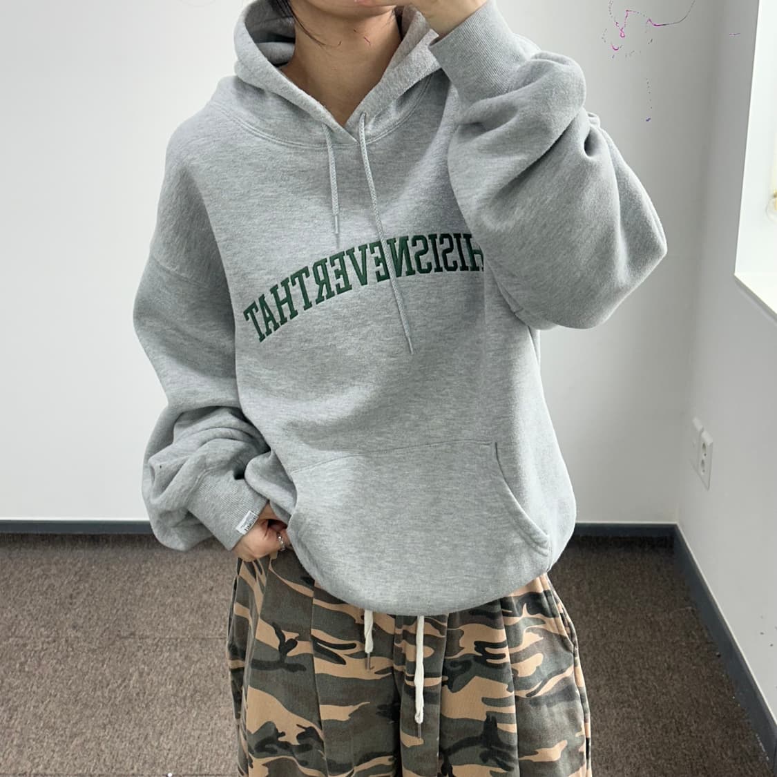 Thisisneverthat 디스이즈네버뎃 그린 로고 그레이 후드티 상품이미지1