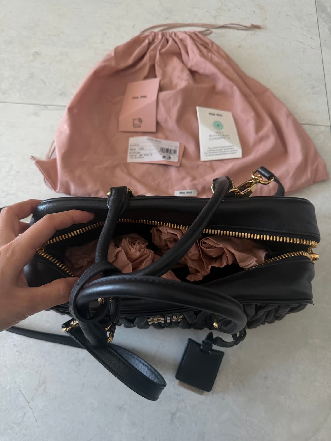 미우미우 마틀라쎄 토트백 블랙  상품이미지5