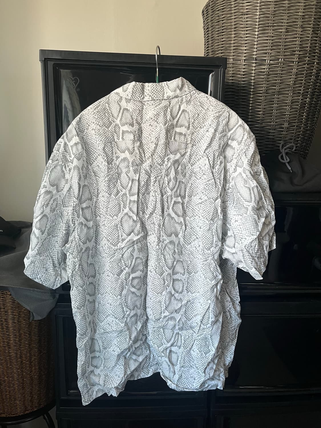 슈프림 24ss 스네이크 반팔 셔츠 판매합니다. 상품이미지3