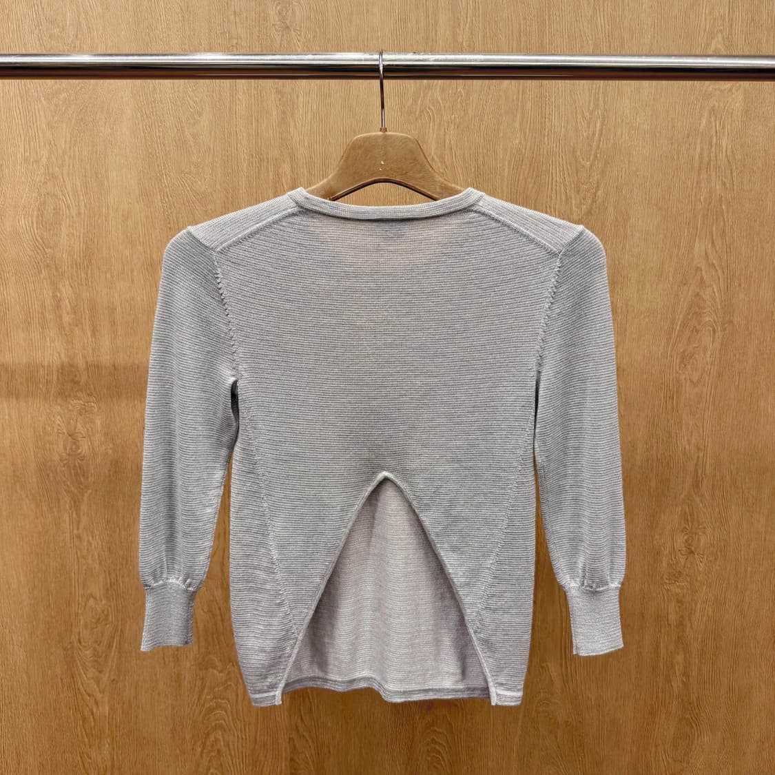 띠어리 라운드넥 니트 7부 소매 티셔츠 백슬릿 디테일 그레이 상품이미지3