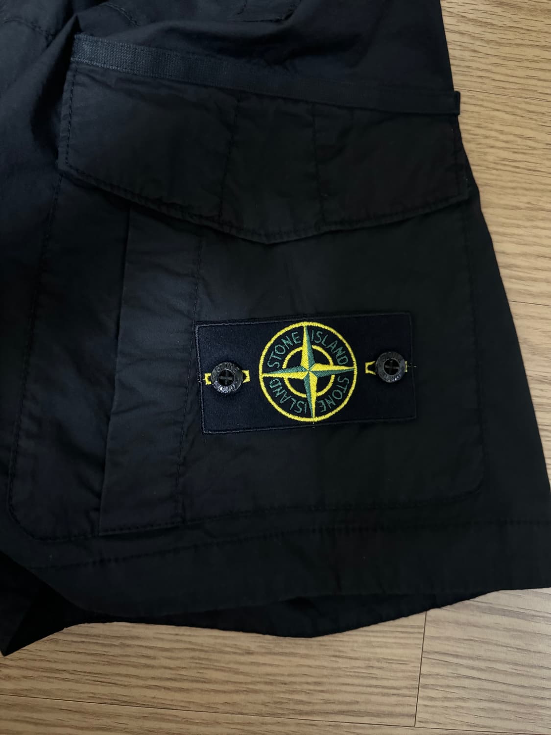 [새제품]스톤아일랜드 와펜패치 버뮤다 하프 팬츠(23SS 블랙 30인치) 상품이미지3