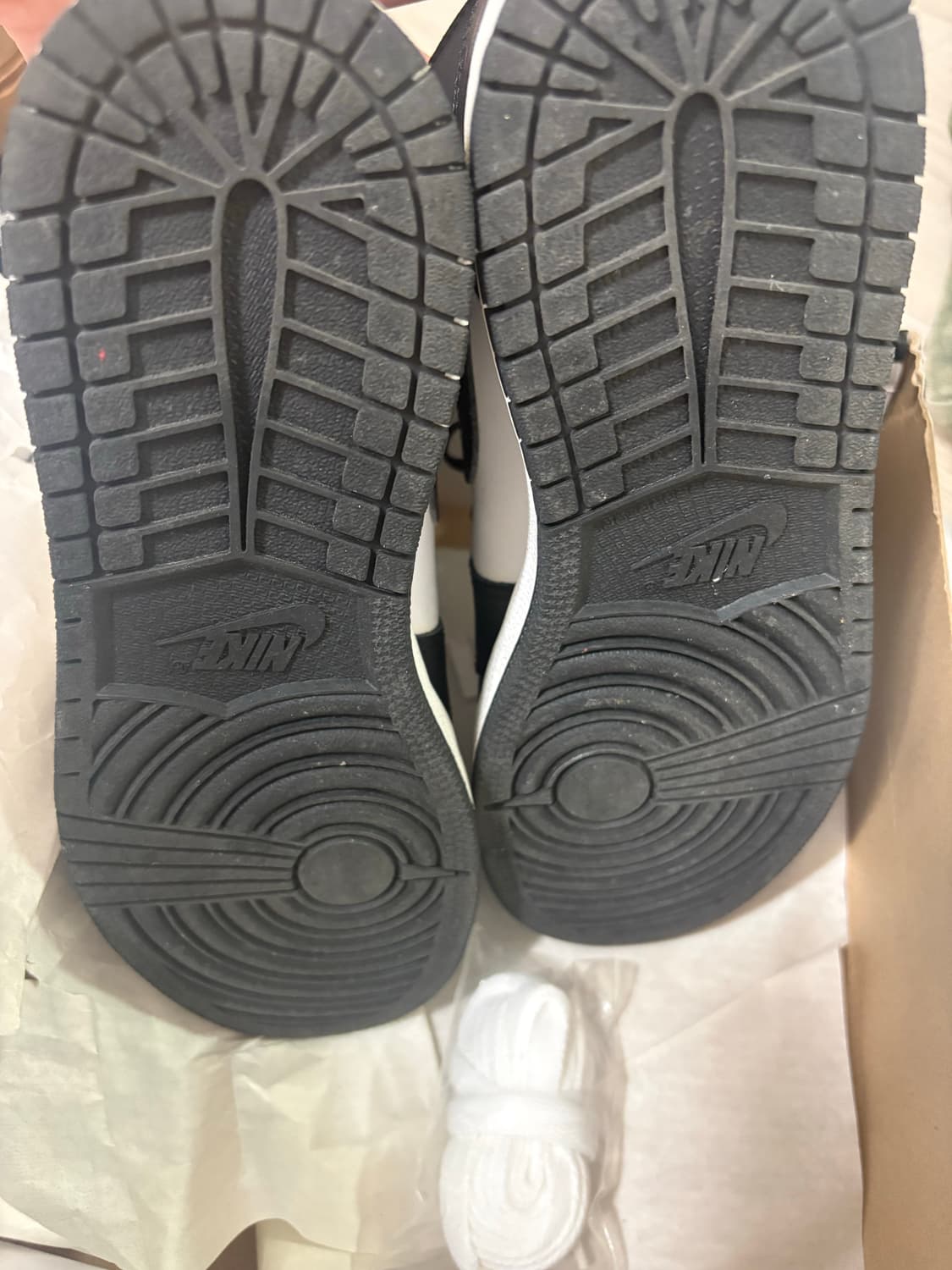 조던 1 레트로 하이 OG 블랙 화이트 2014 GS 235  상품이미지6