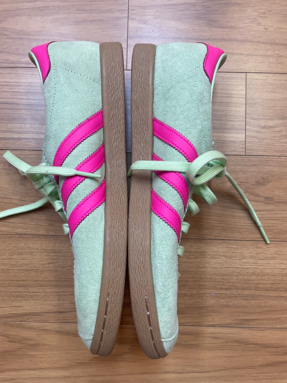 아디다스에서 나온 Stadt 모델 스니커즈입니다. 민트색 스웨이드 재질에 상품이미지2