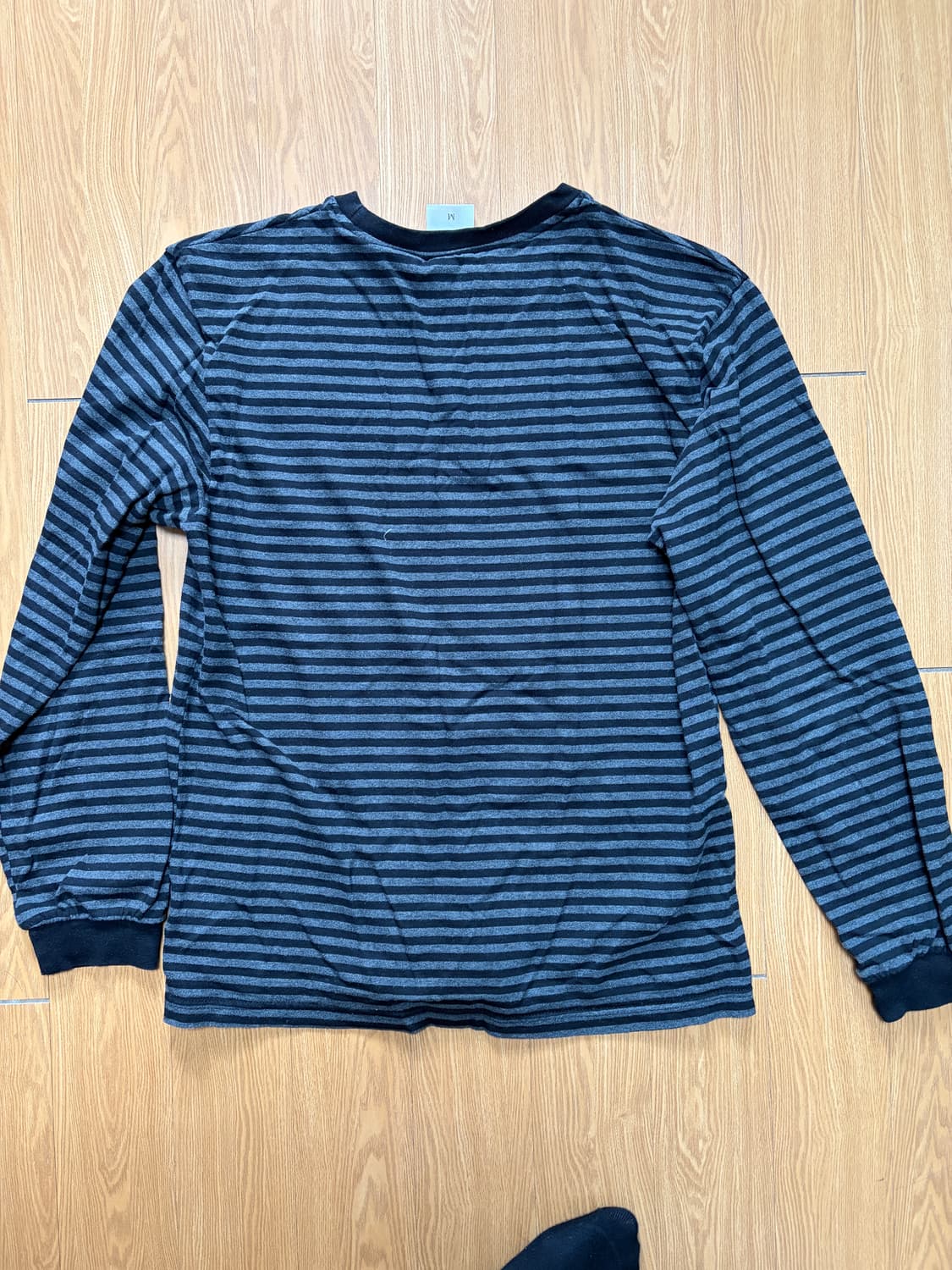 언타이틀 스테리나잇 스몰 스트라이프 롱 슬리브 블랙차콜 상품이미지4