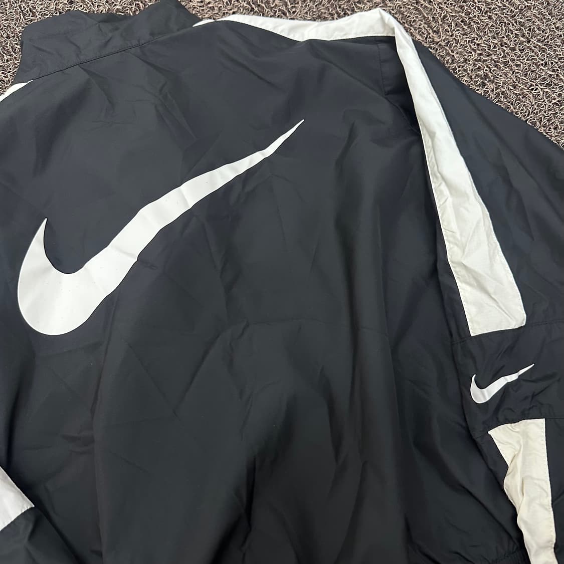 NIKE 나이키 여성 스우시 바람막이 자켓 오레오 XS 상품이미지5
