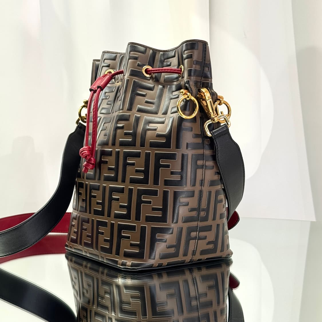 펜디 몬트레조 버킷백 FF 레더 스몰 상품이미지3