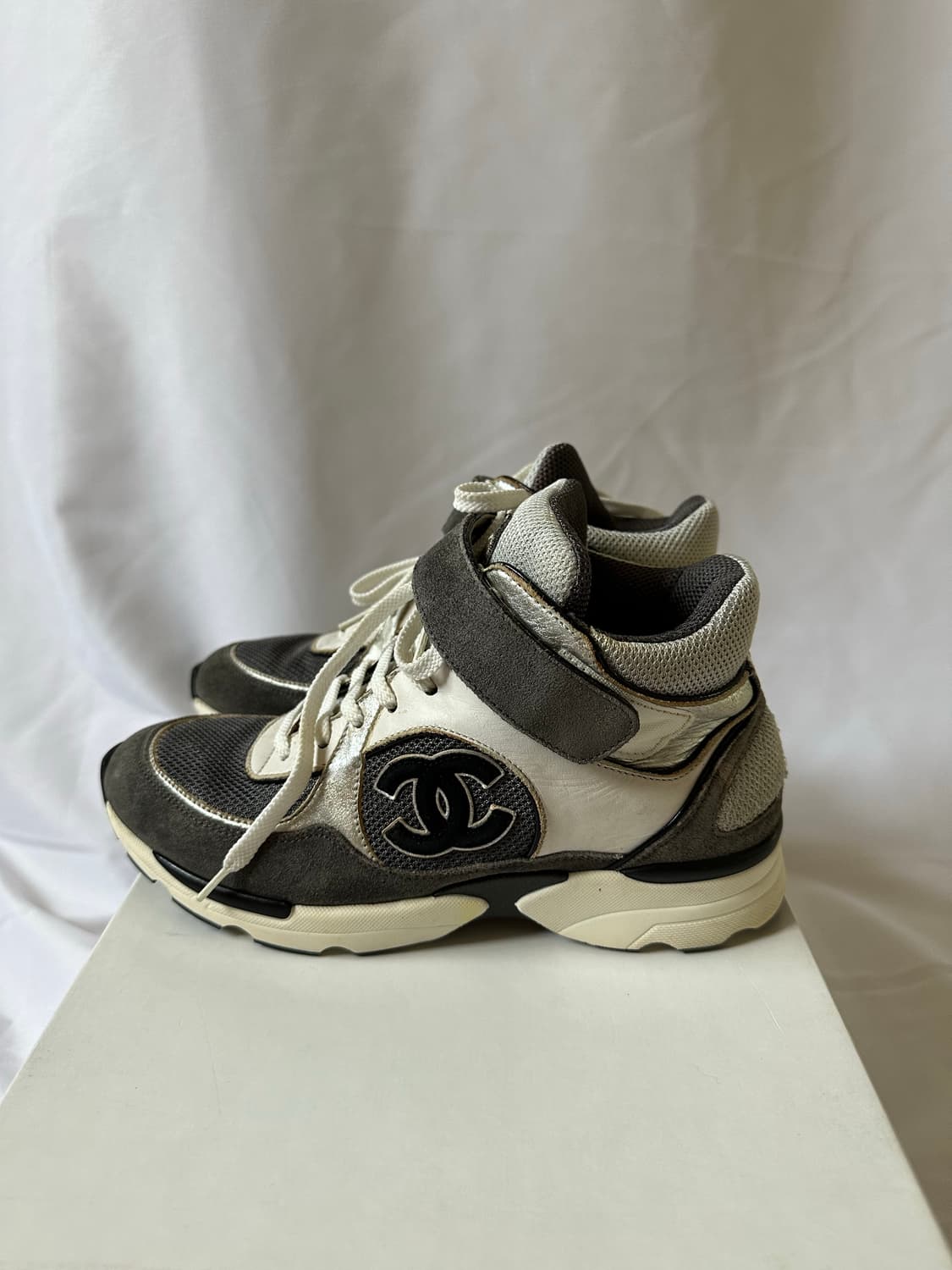 샤넬 CC로고 여성 크루즈 하이탑 스니커즈 그레이 36 상품이미지1