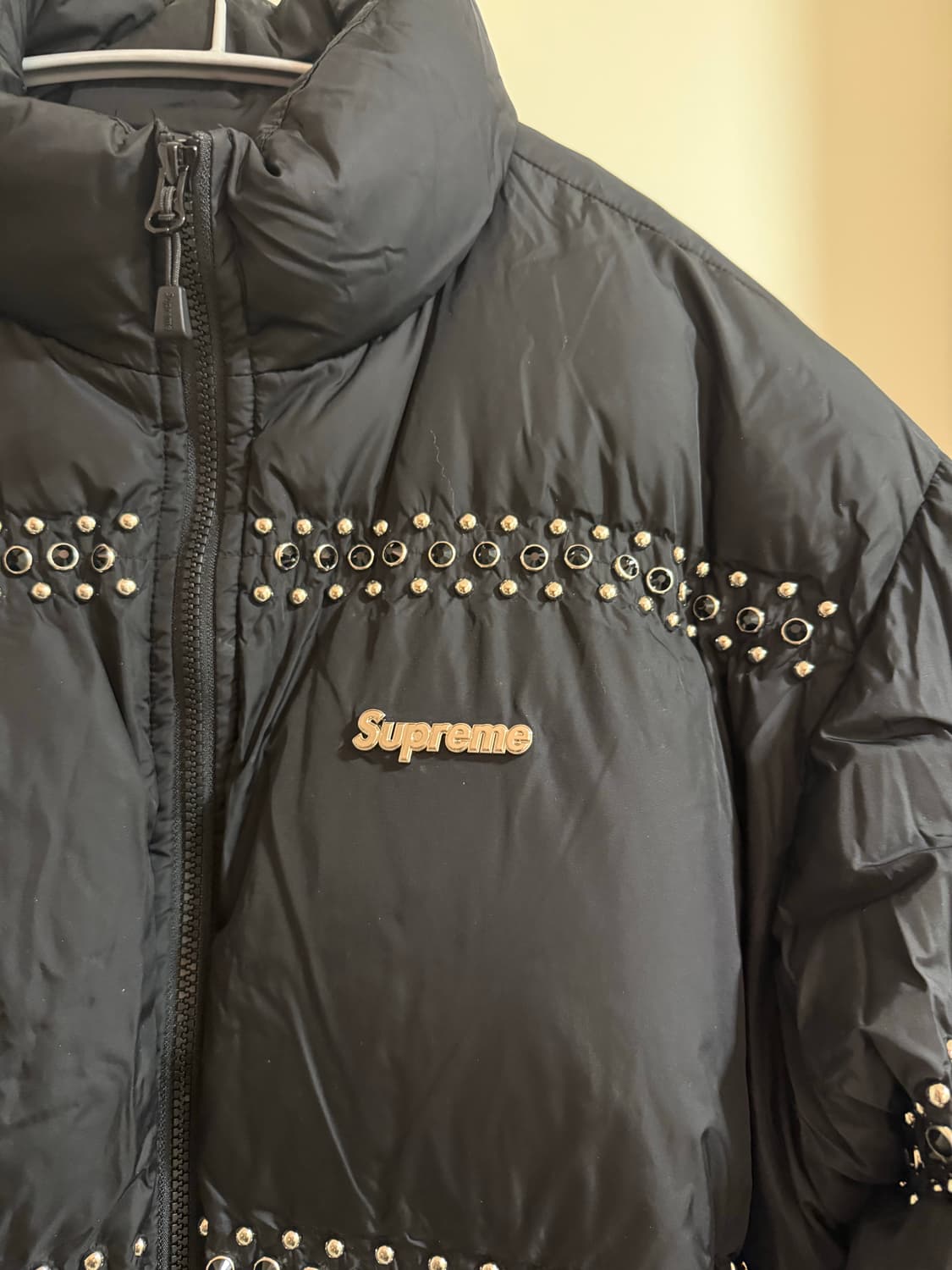 슈프림 x B.B. 사이먼 스터드 퍼퍼 자켓 블랙 - 22SS 상품이미지2