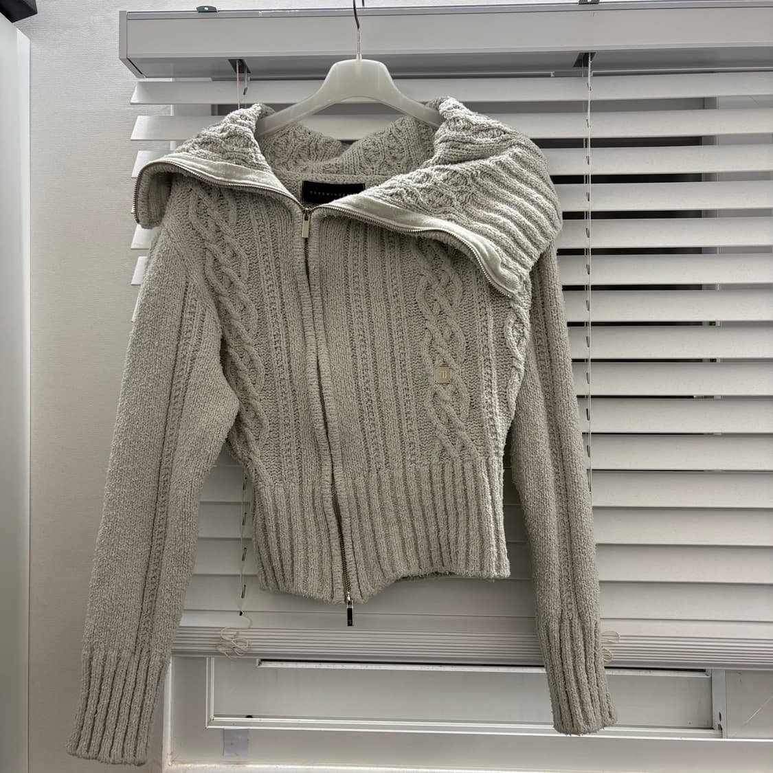 트리밍버드 투웨이 언발란스 오프숄더 니트 집업 그레이 상품이미지3