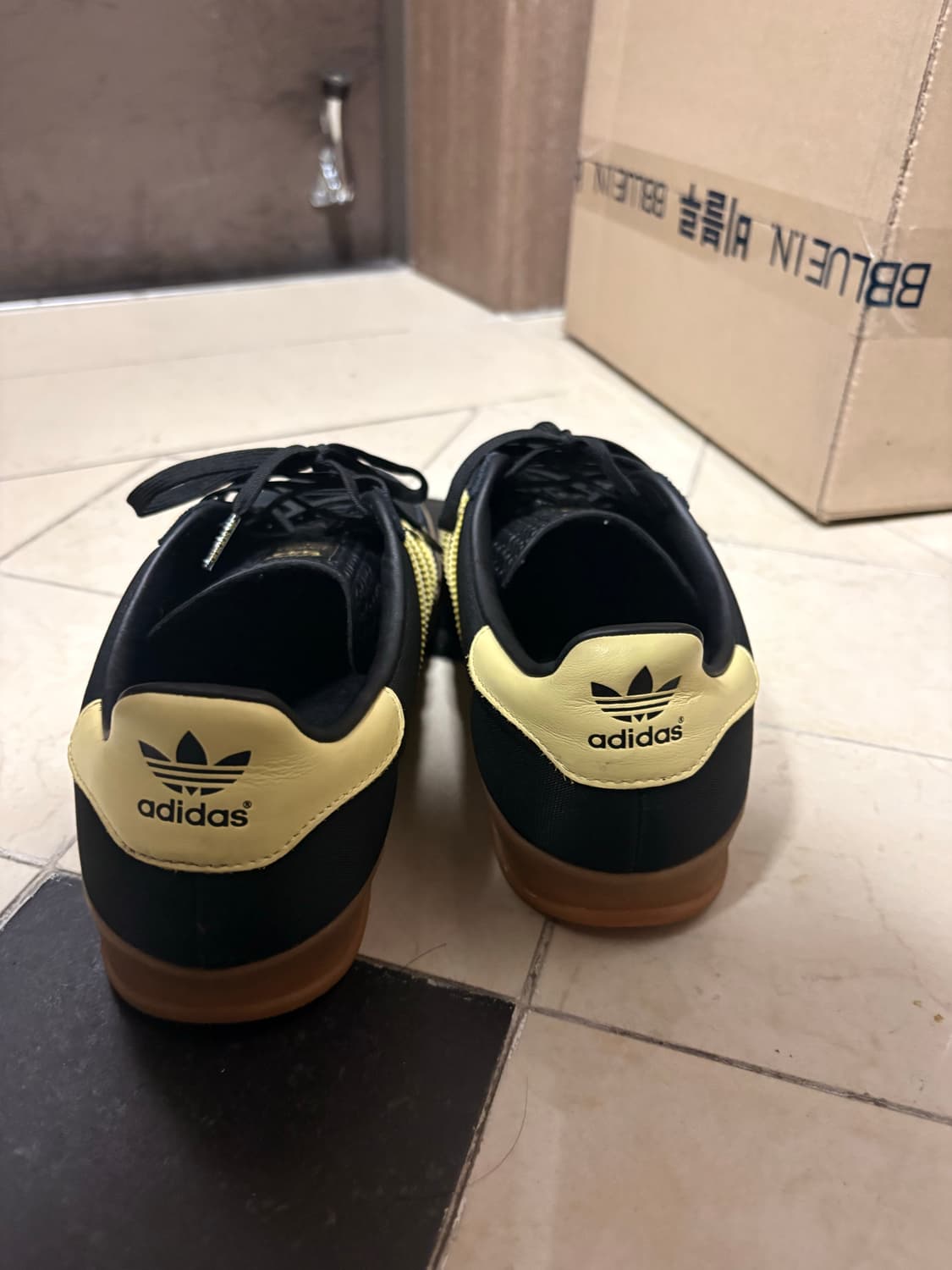 adidas gazelle indoor core black yellow 상품이미지3