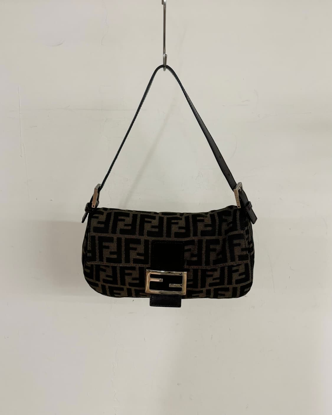 펜디 브라운 주카 패턴 바게트 숄더백 상품이미지2