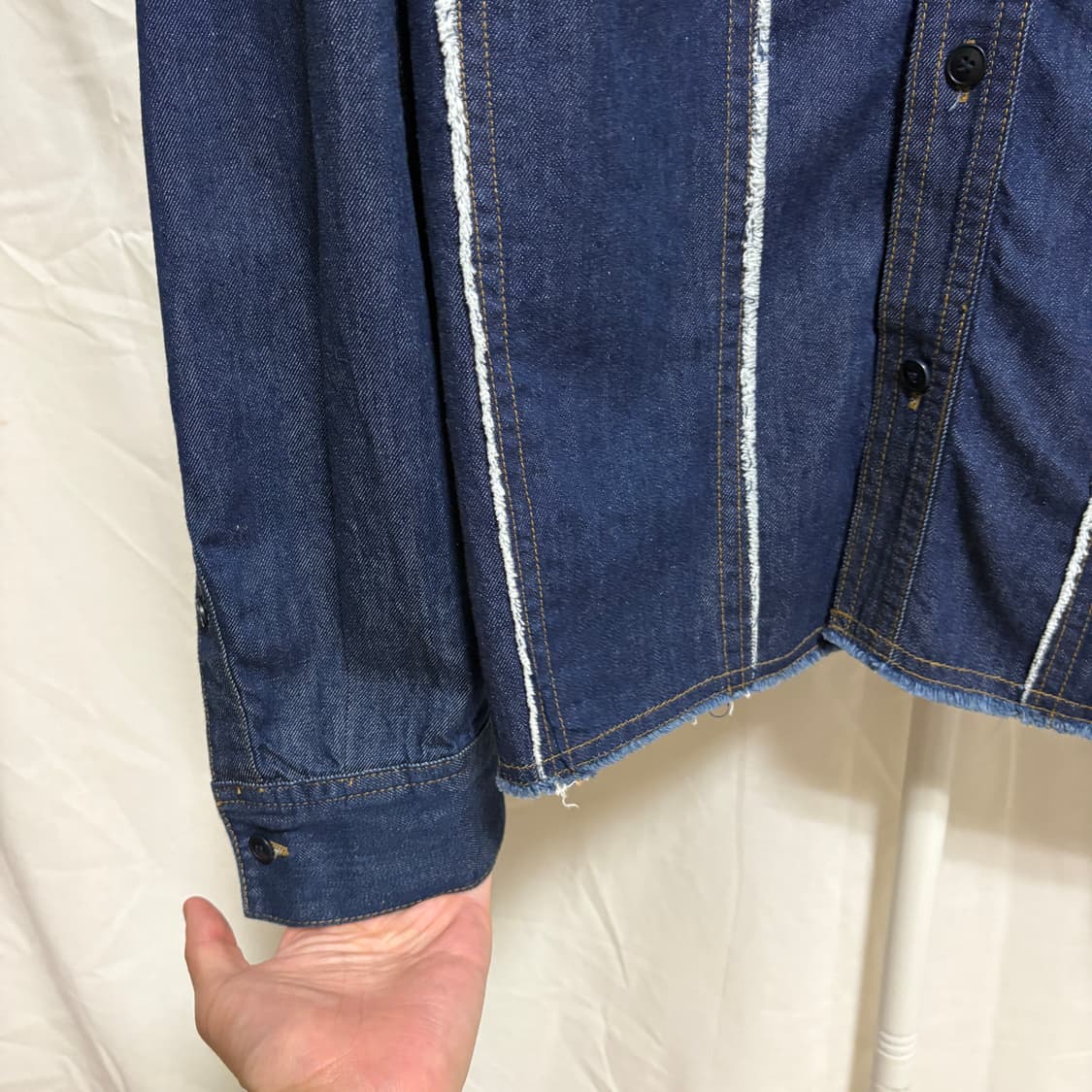 쿠어 컷오프 크롭 데님 셔츠 / 진청, L 상품이미지6