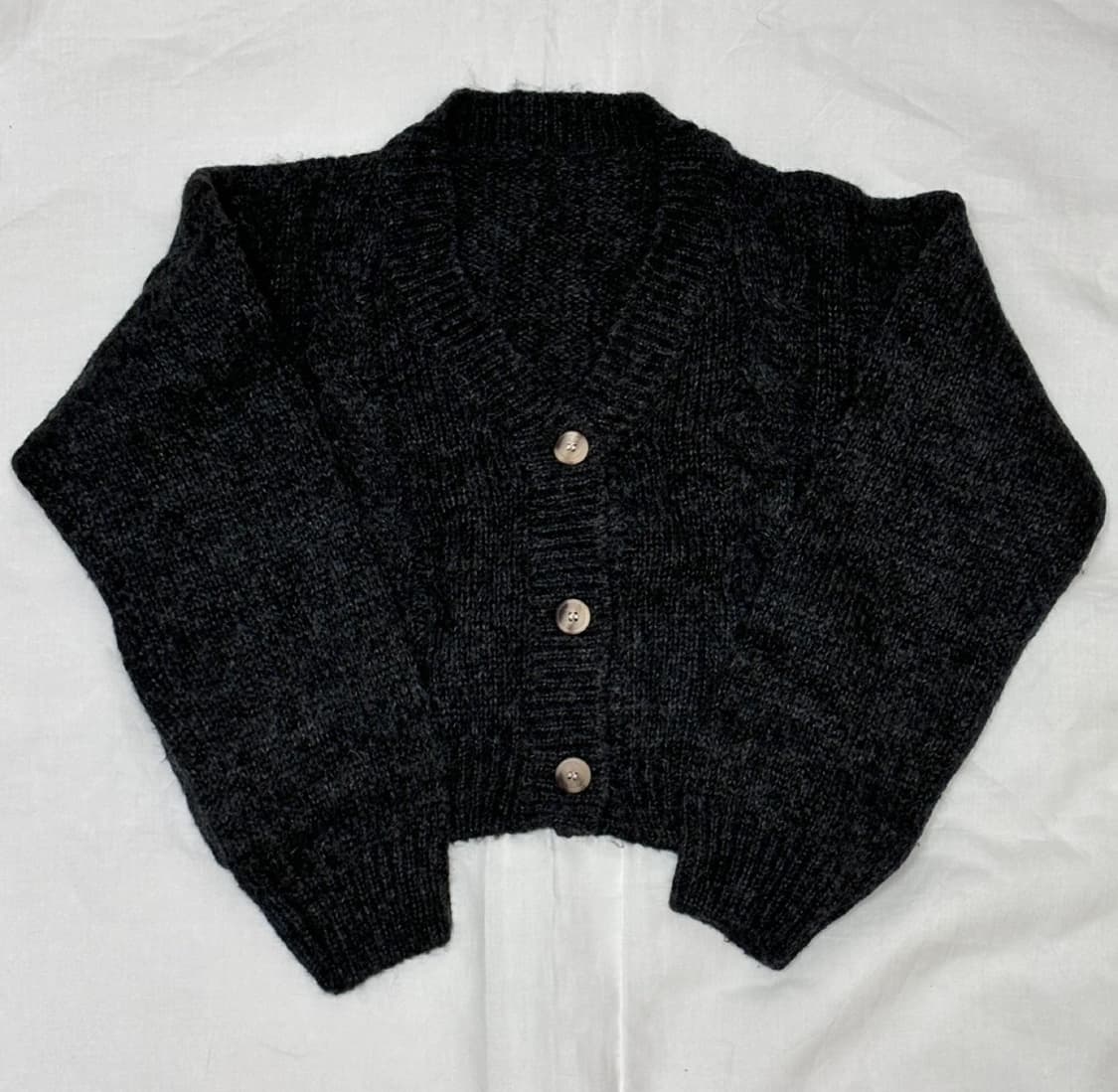 꽈배기 크롭 니트 가디건/차콜 상품이미지1