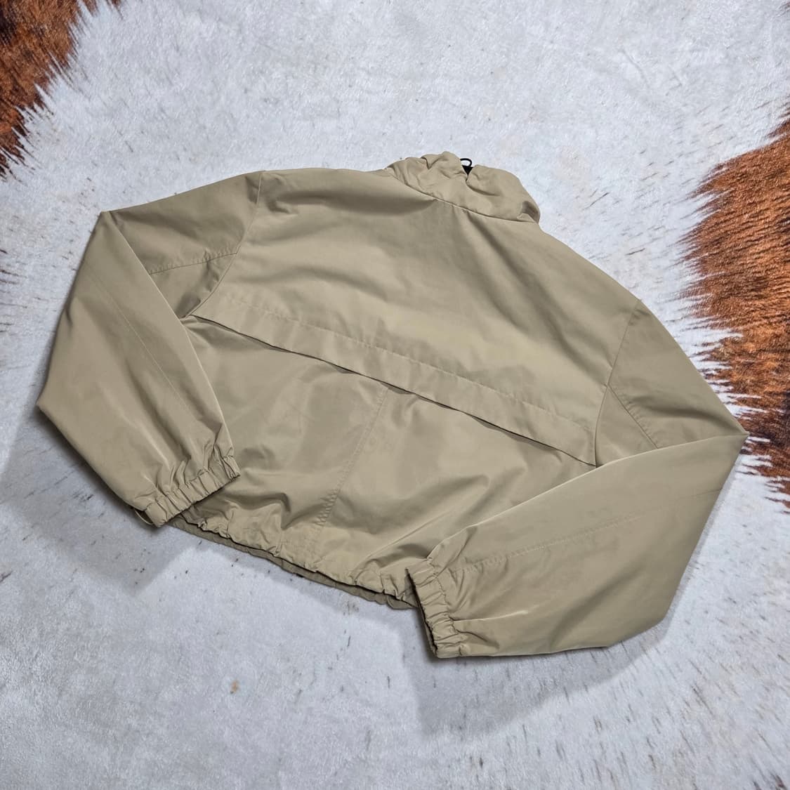 베이지 절개 디테일 크롭 바람막이 자켓 상품이미지4