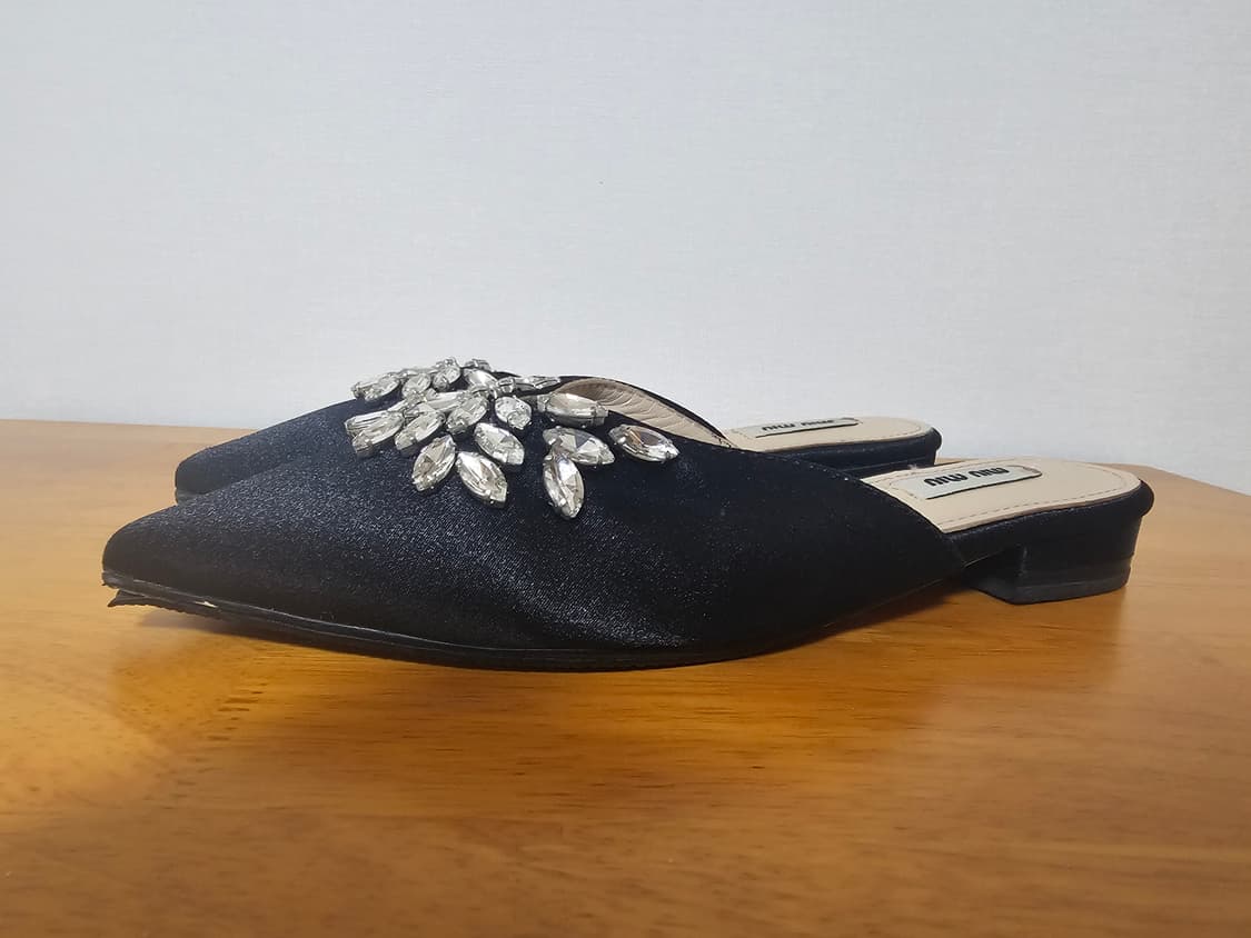 미우미우(Miu Miu) 쥬얼 사틴 블로퍼 - 38사이즈

 상품이미지1