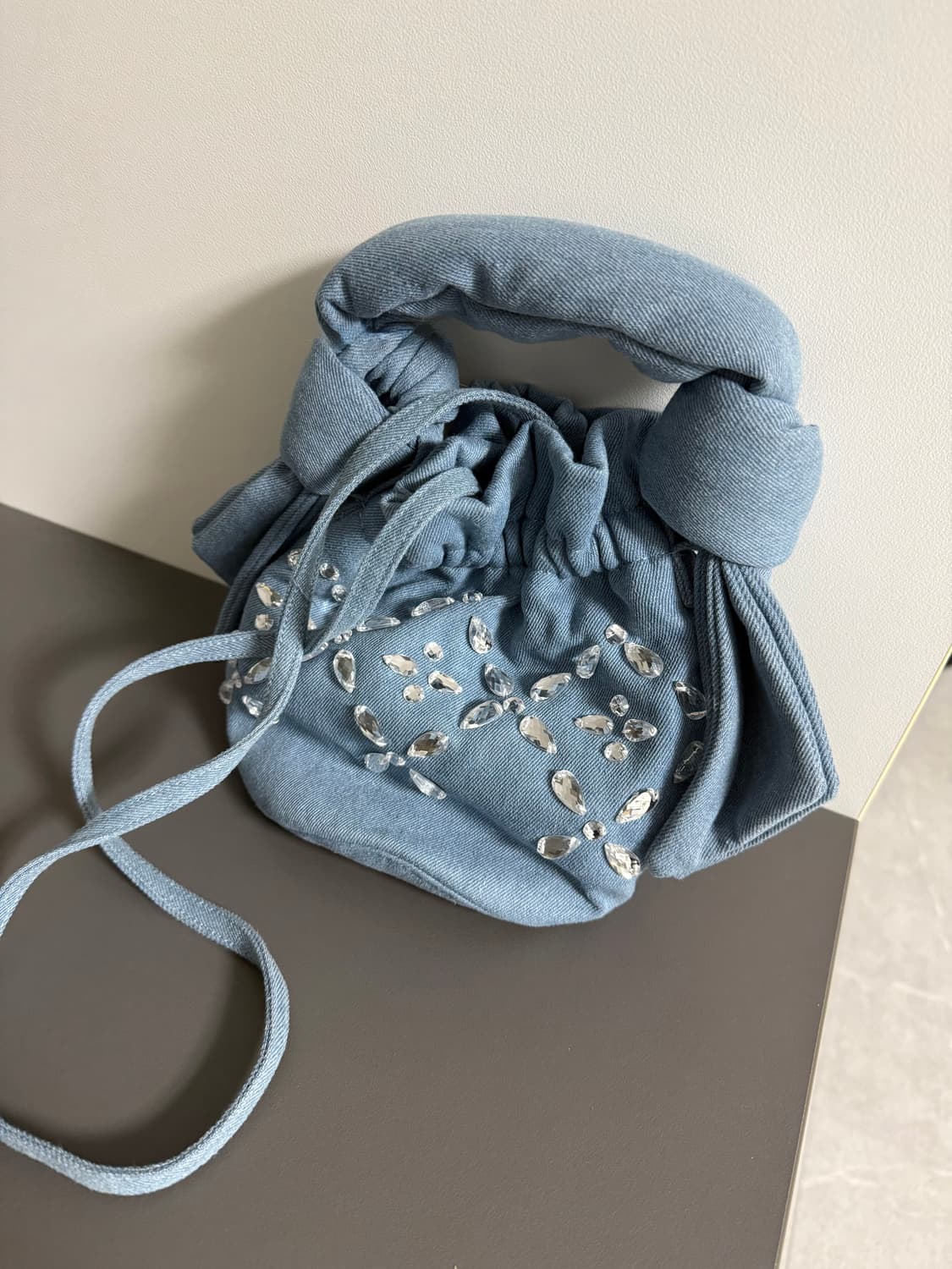 GANNI 가니 오케이션 로고 크리스탈 버킷백 상품이미지5