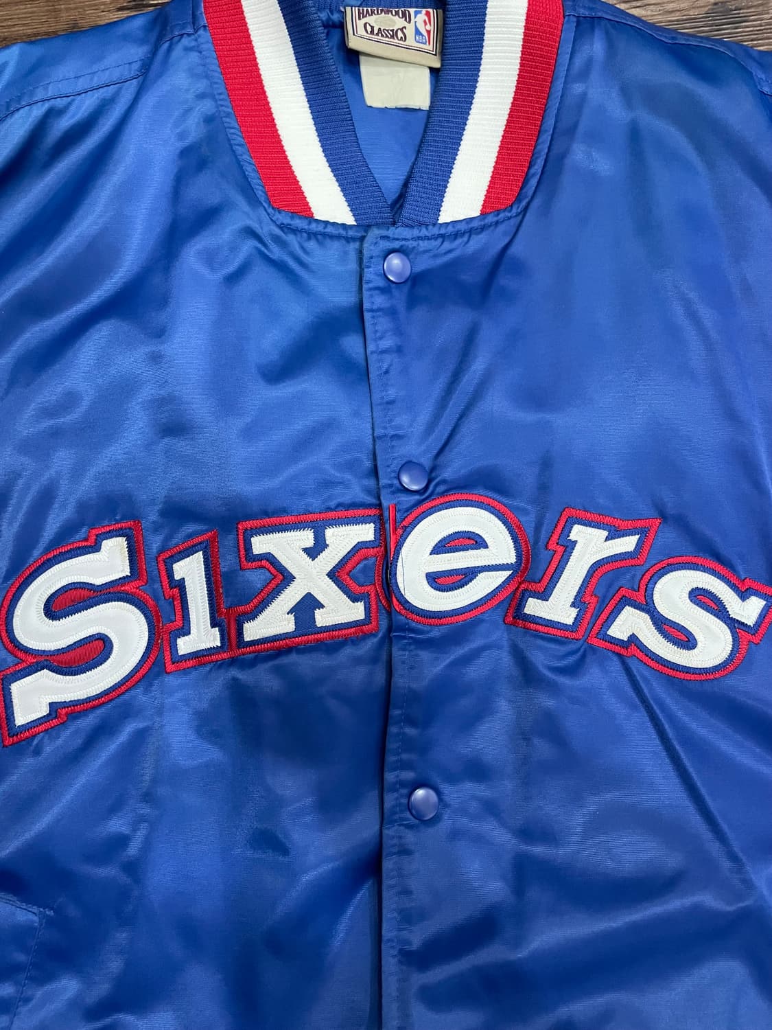 마제스틱 필라델피아 세븐티식서스 사틴 자켓 상품이미지2