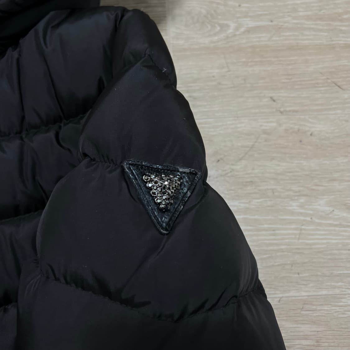 게스 여성 덕다운 와펜 쉐브론 롱패딩 점퍼 [블랙] S/90 상품이미지4