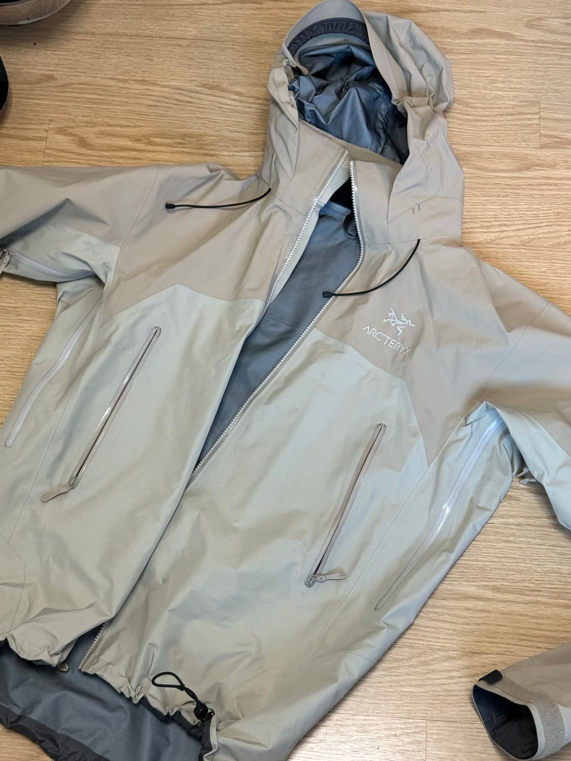 아크테릭스 베타 AR 스모크블러프 상품이미지1